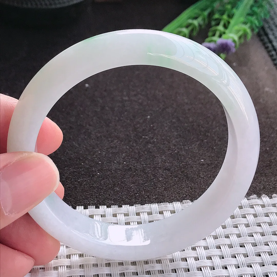 实拍A货翡翠58.5/13/8.1老坑秀气冰润飘绿手镯宽边玉镯手环