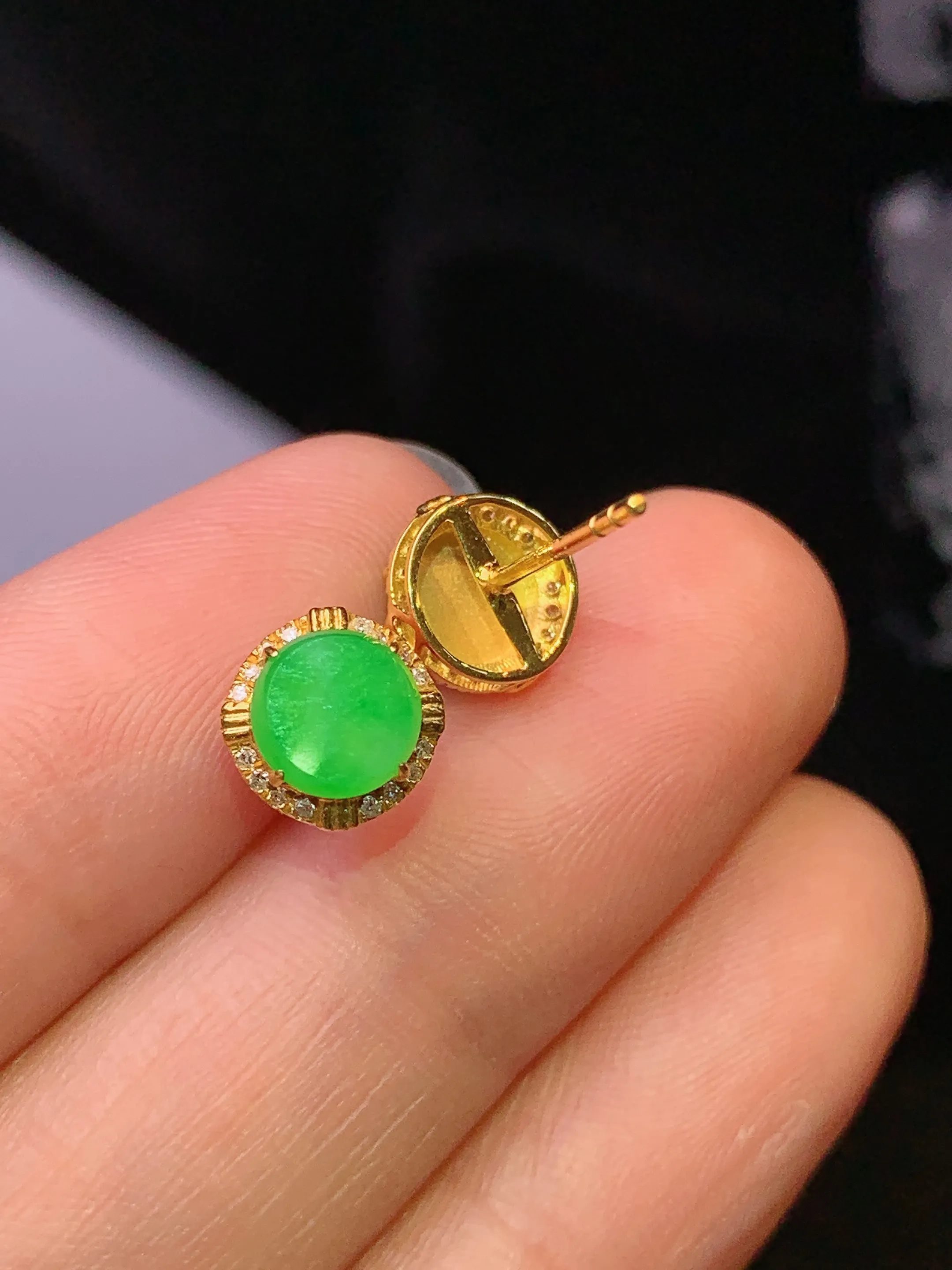 18k金钻镶嵌翠绿圆牌耳钉 玉质细腻 色泽清新艳丽 整体尺寸8*4.2