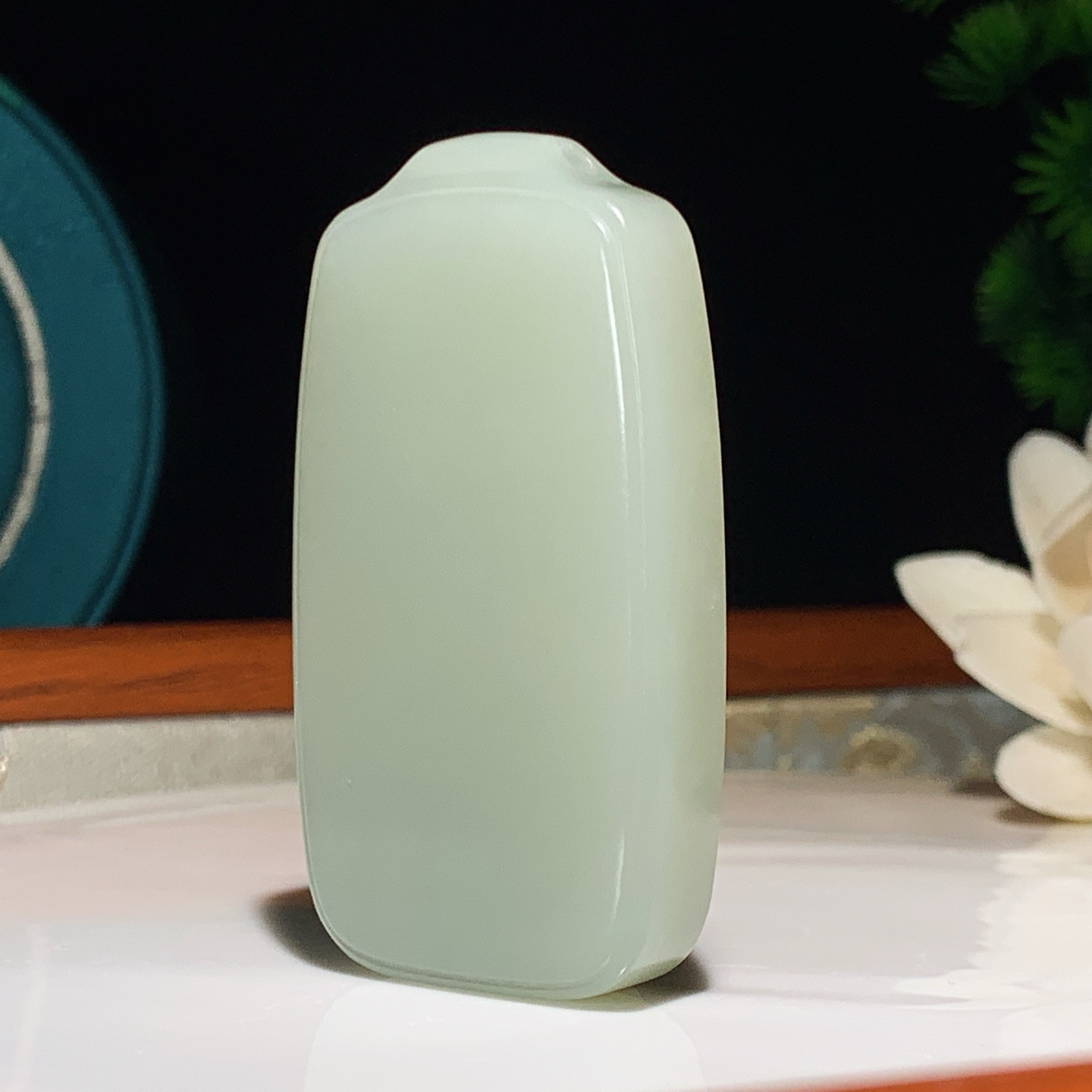 新疆和田玉且末蓝平安无事牌挂件。尺寸60/33/12重56克。玉质细腻油润。手推出油。佩戴高端典雅。lt250105