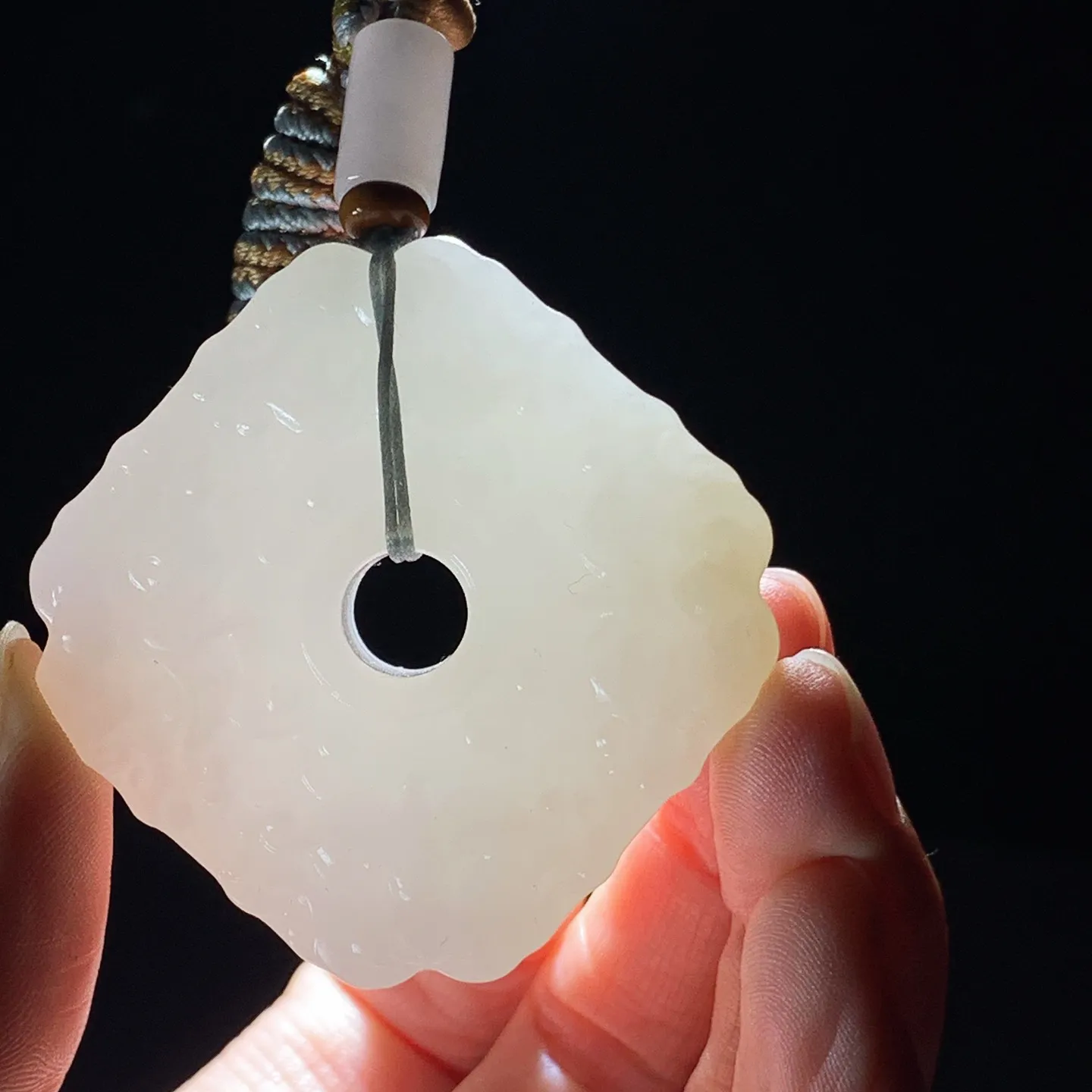 新疆和田玉羊脂白四方守护貔貅挂件。尺寸43/13重53.5克。白度一级。玉质细腻油润。手推出油。佩戴高端典雅。lt250105