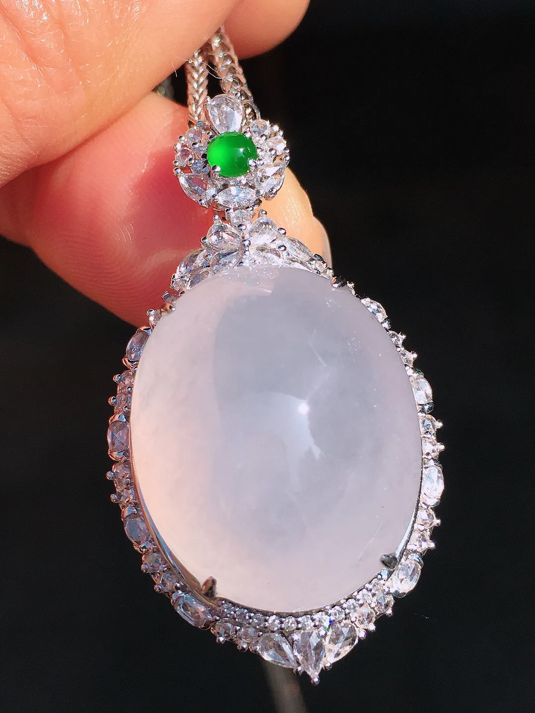 冰种蛋面吊坠，玉质细腻，荧光感超
强，饱满圆润，尽显优雅气质，18k
金豪华镶嵌