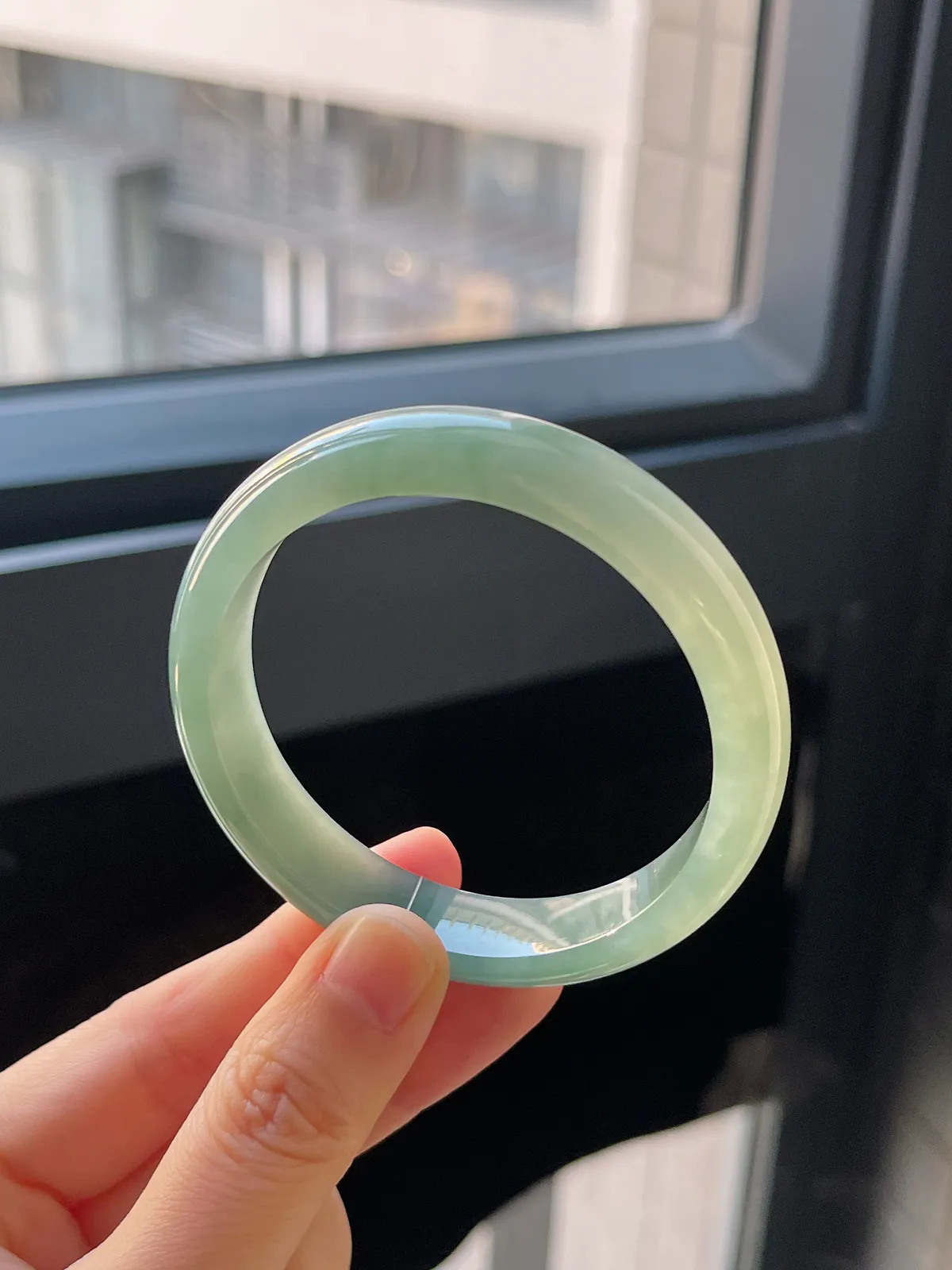 正圈53.7圈口，翡翠糯化种淡绿色手镯