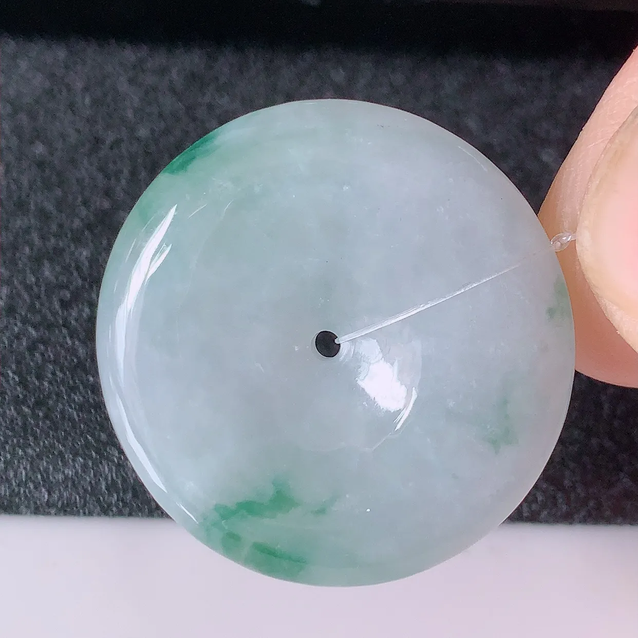 自然光实拍，冰润飘花翡翠平安扣吊坠，冰透，灵动飘逸，寓意平平安安，平安扣佩戴端庄漂亮！#49.4