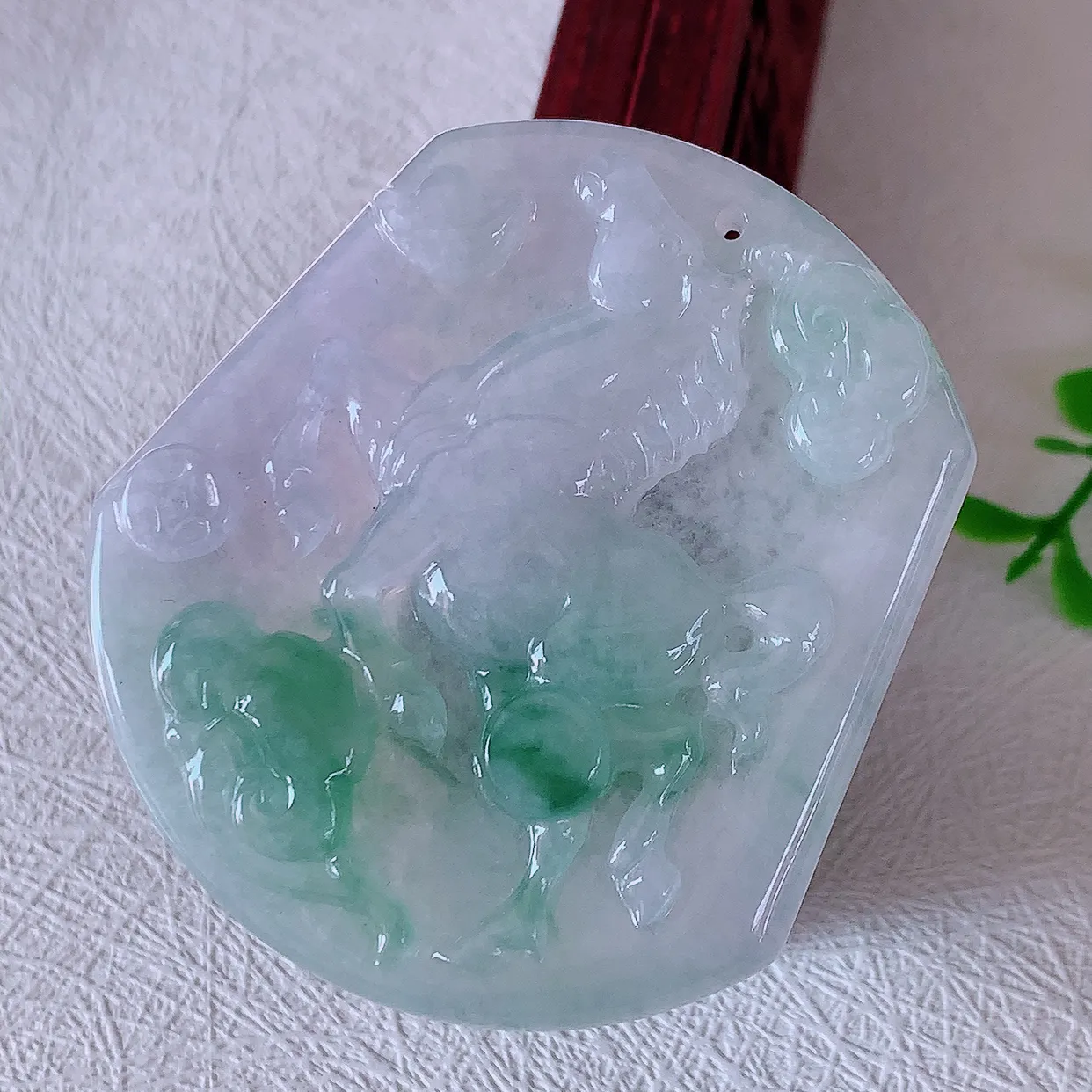 自然光实拍，冰润飘花生肖马上有钱翡翠吊坠，种老水足，雕工精湛 ，寓意美好，佩戴时尚出众！#46.2