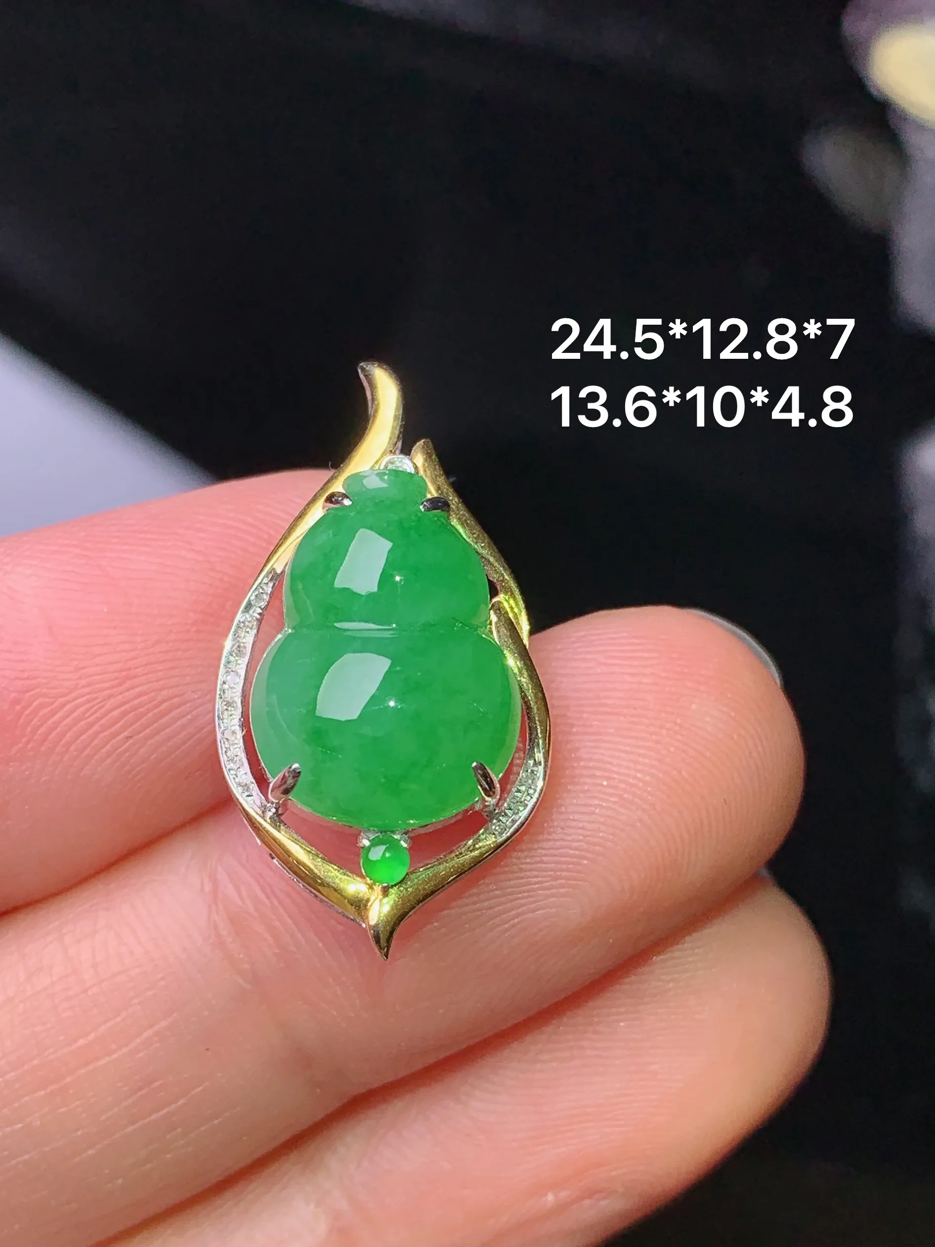 18k金镶嵌翠绿葫芦吊坠 玉质细腻 色泽艳丽清新 整体尺寸24.5*12.8*7