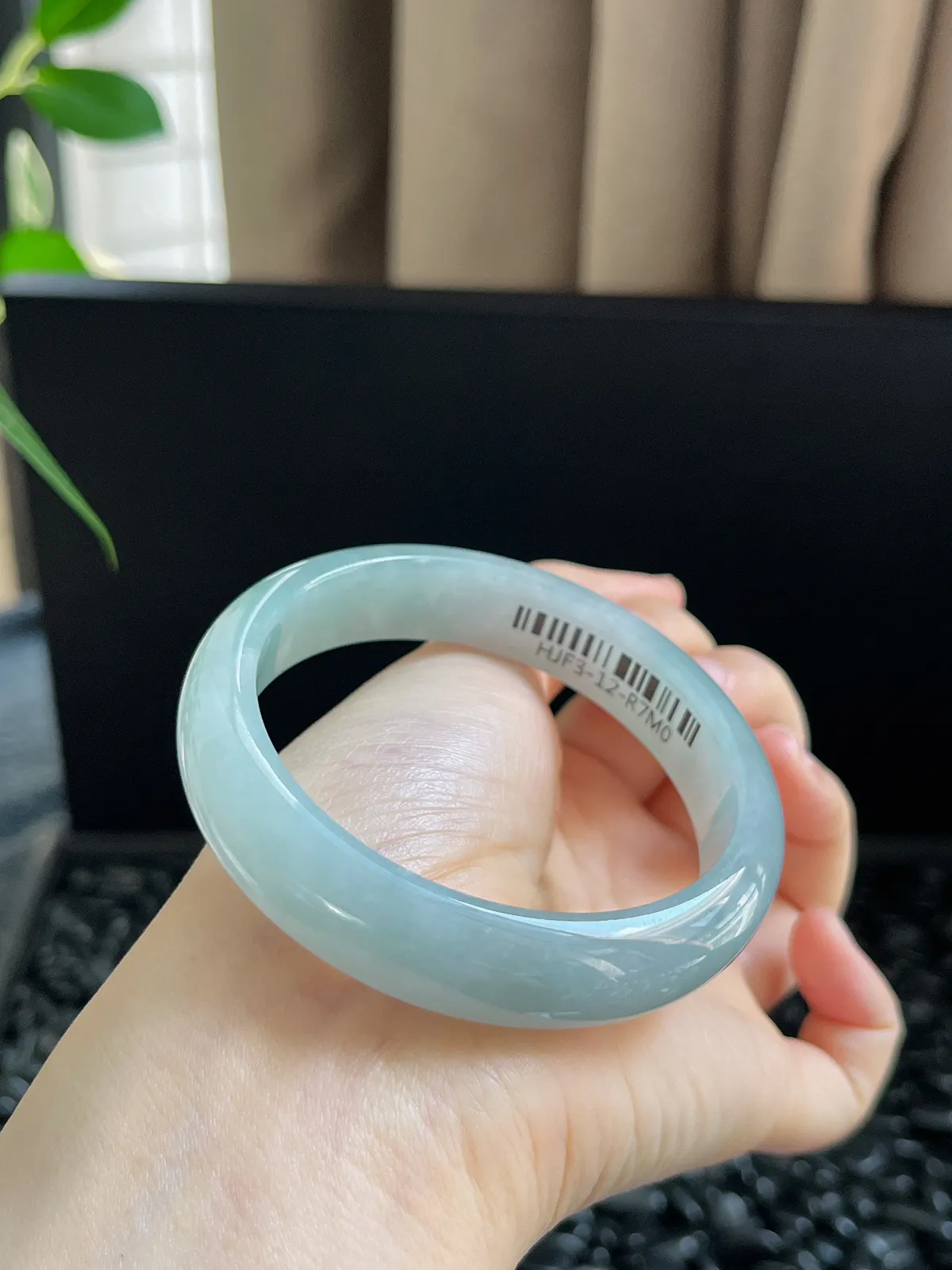 正圈56.6圈口，翡翠冰糯种淡绿色手镯