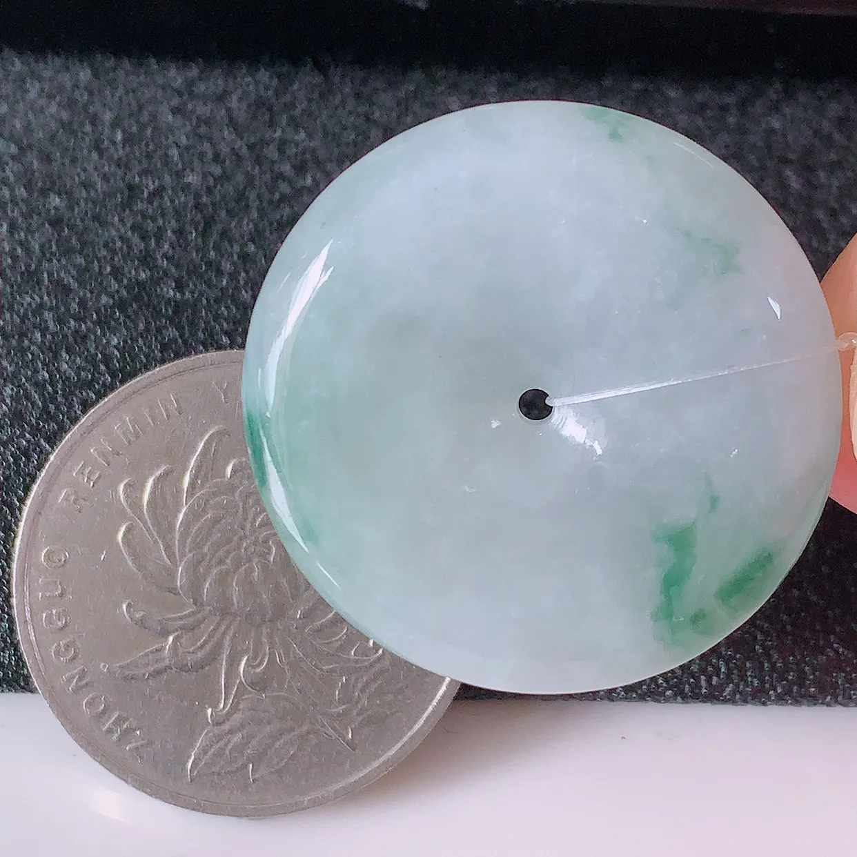 自然光实拍，冰润飘花翡翠平安扣吊坠，冰透，灵动飘逸，寓意平平安安，平安扣佩戴端庄漂亮！#49.4