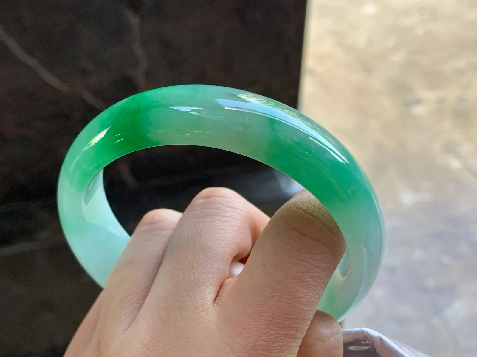 63-17-8.5

辣绿色大圈手镯^_^颜色鲜艳 宽版