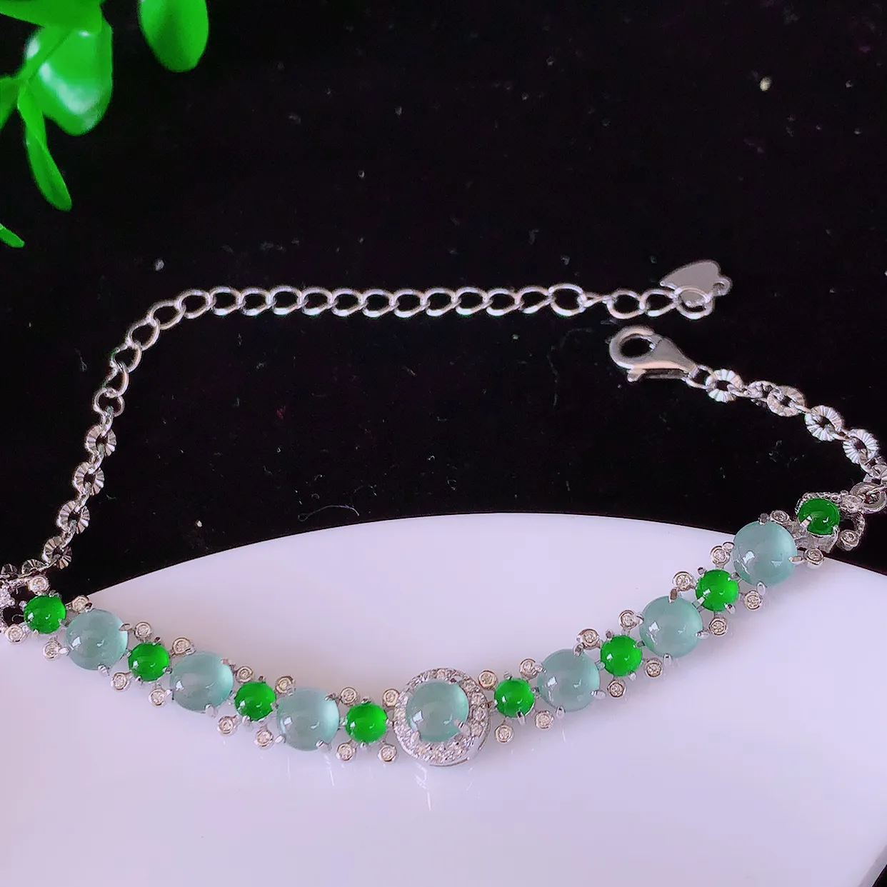 冰透满绿翡翠925银镶嵌手链，自然光实拍，翠色灵动，颜色漂亮，种老水足，品相佳，佩戴佳品！#97.2