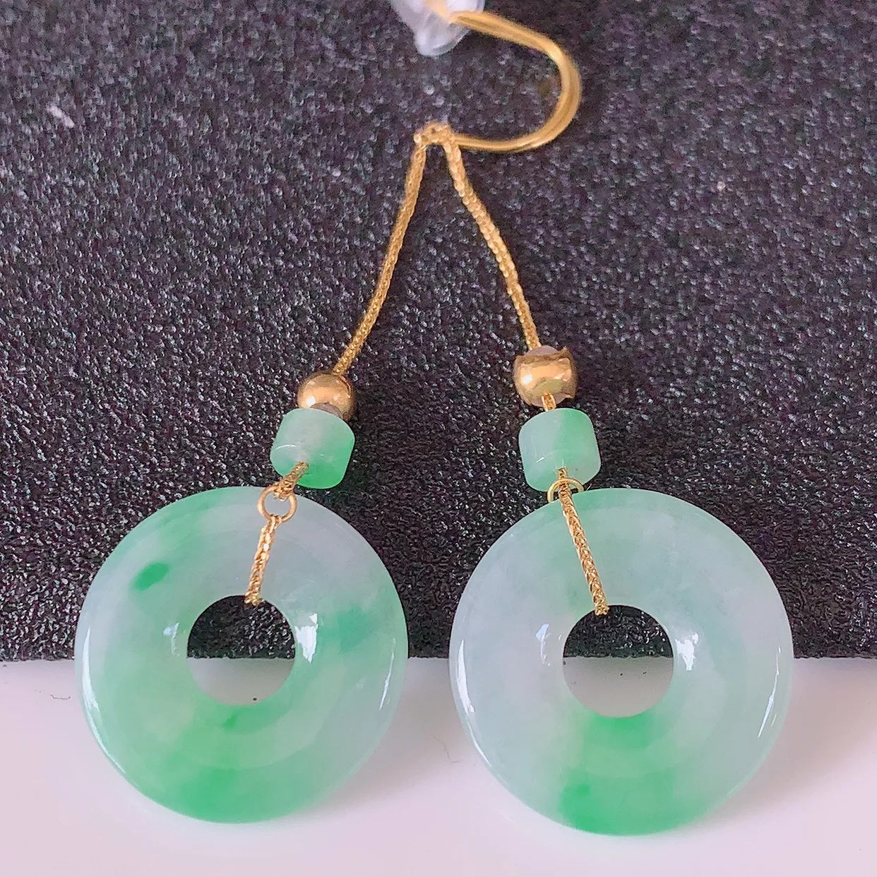 18k金镶嵌冰飘绿翡翠平安扣耳坠，沁人心脾，耳坠佩戴效果大气出众，尽显气质。种水好，胶感足，颜相当漂亮，高性价比，值得入手品鉴！#41.4整体50裸石15.5*2.6