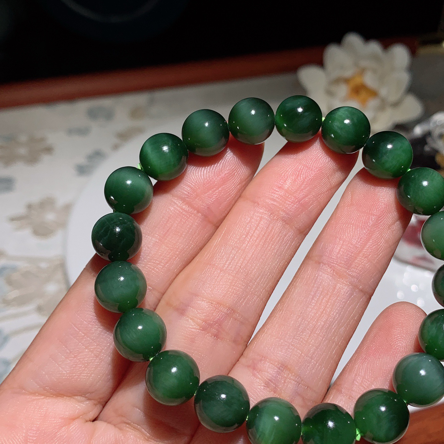 和田玉菠菜绿猫眼俄罗斯碧玉猫眼手串。碧玉手串 单颗尺寸10重25克。玉质细腻油润。手推出油。佩戴高端典雅。lt250105