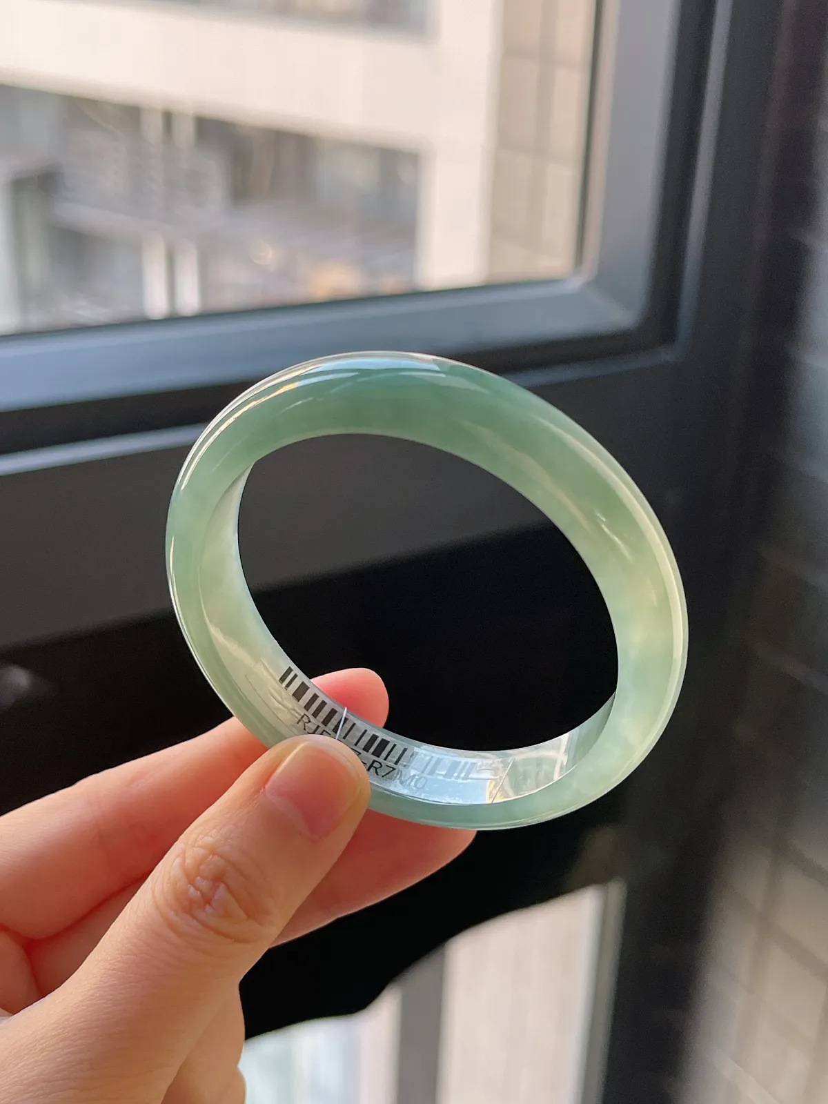 正圈53.7圈口，翡翠糯化种淡绿色手镯