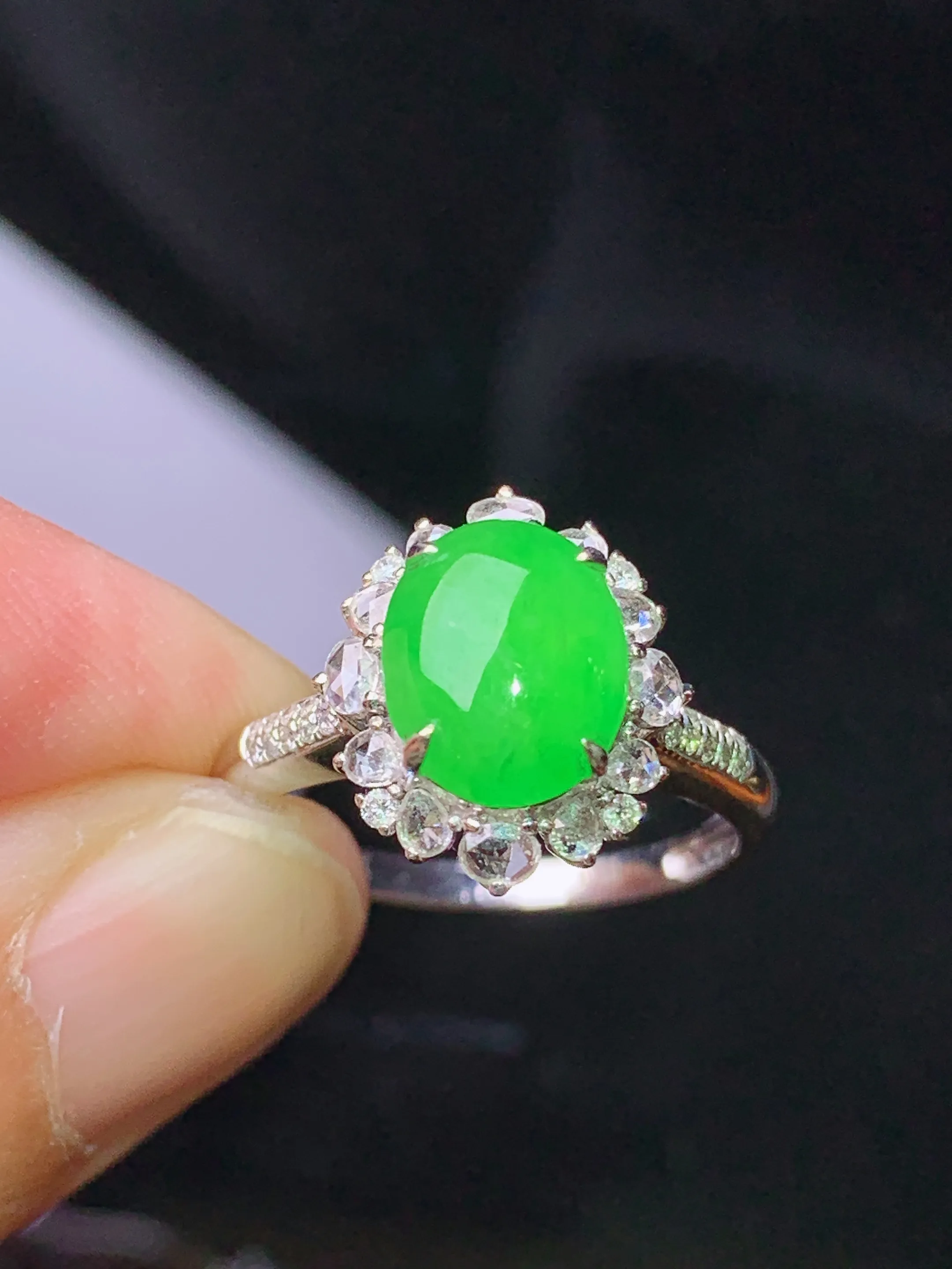 18k金钻镶嵌翠绿蛋面 玉质细腻 色泽清新艳丽 圈口12.5 整体尺寸13.2*11.6*8.5