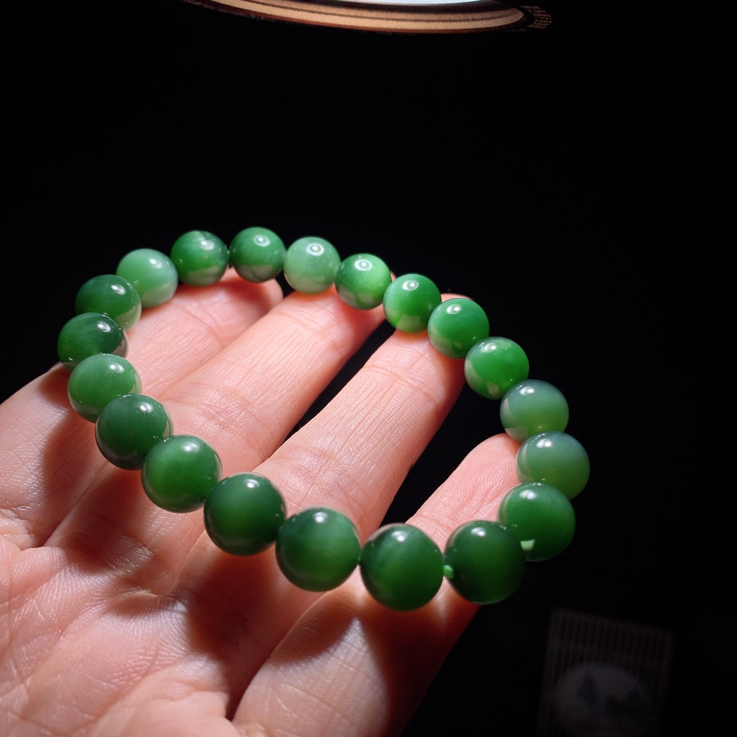 和田玉菠菜绿猫眼俄罗斯碧玉猫眼手串。碧玉手串 单颗尺寸10重25克。玉质细腻油润。手推出油。佩戴高端典雅。lt250105