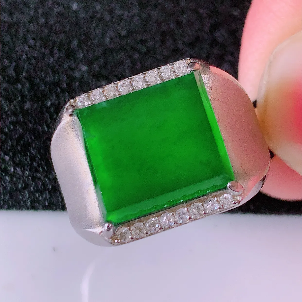 冰透满绿翡翠马鞍925银镶嵌戒指，自然光实拍，翠色灵动，颜色漂亮，种老水足，品相佳，佩戴佳品！#97.4（圈口可调大小）整体24.2*18*5裸石12-11