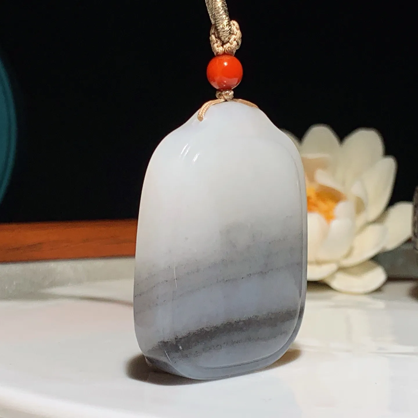 新疆和田玉羊脂白籽料青花平安无事牌挂件。尺寸49/38/13重49.5克。白度一级。玉质细腻油润。手