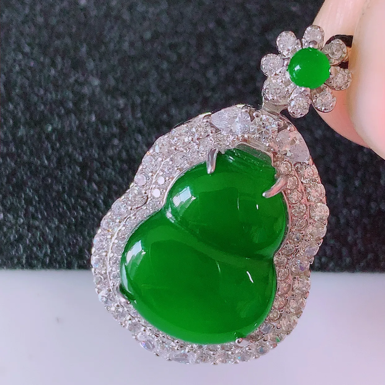 冰透满绿翡翠925银镶嵌葫芦吊坠，自然光实拍，翠色灵动，颜色漂亮，种老水足，品相佳，佩戴佳品！#97