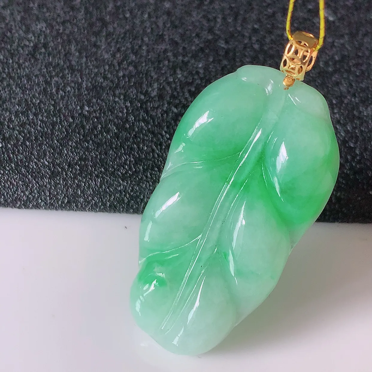 自然光实拍，18K金镶嵌冰润飘绿翡翠事业有成叶子吊坠，莹润且起胶，叶子清秀优雅，佩戴大业有成！#35.4