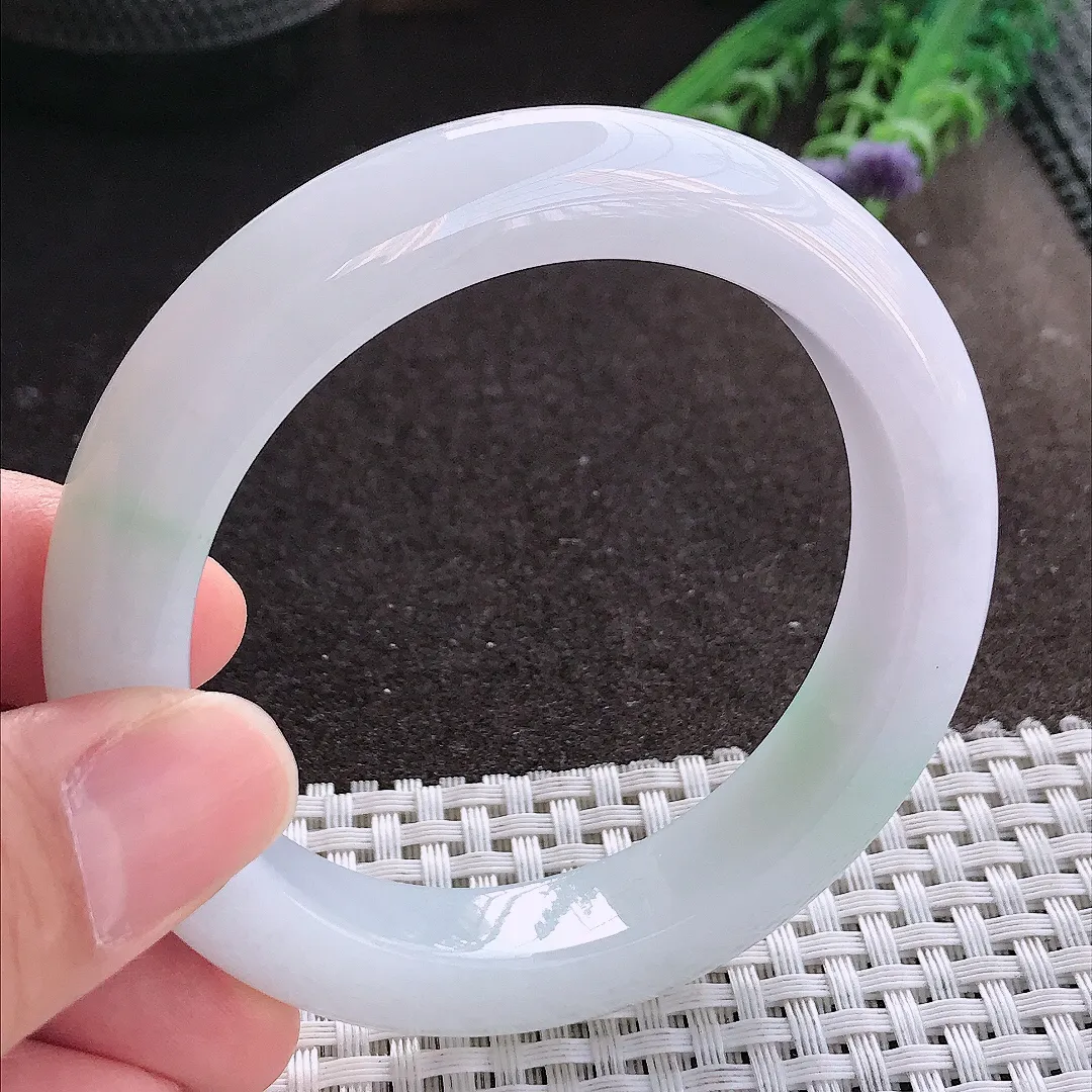 实拍A货翡翠56/12/9.8老坑秀气冰润飘绿手镯宽边玉镯手环