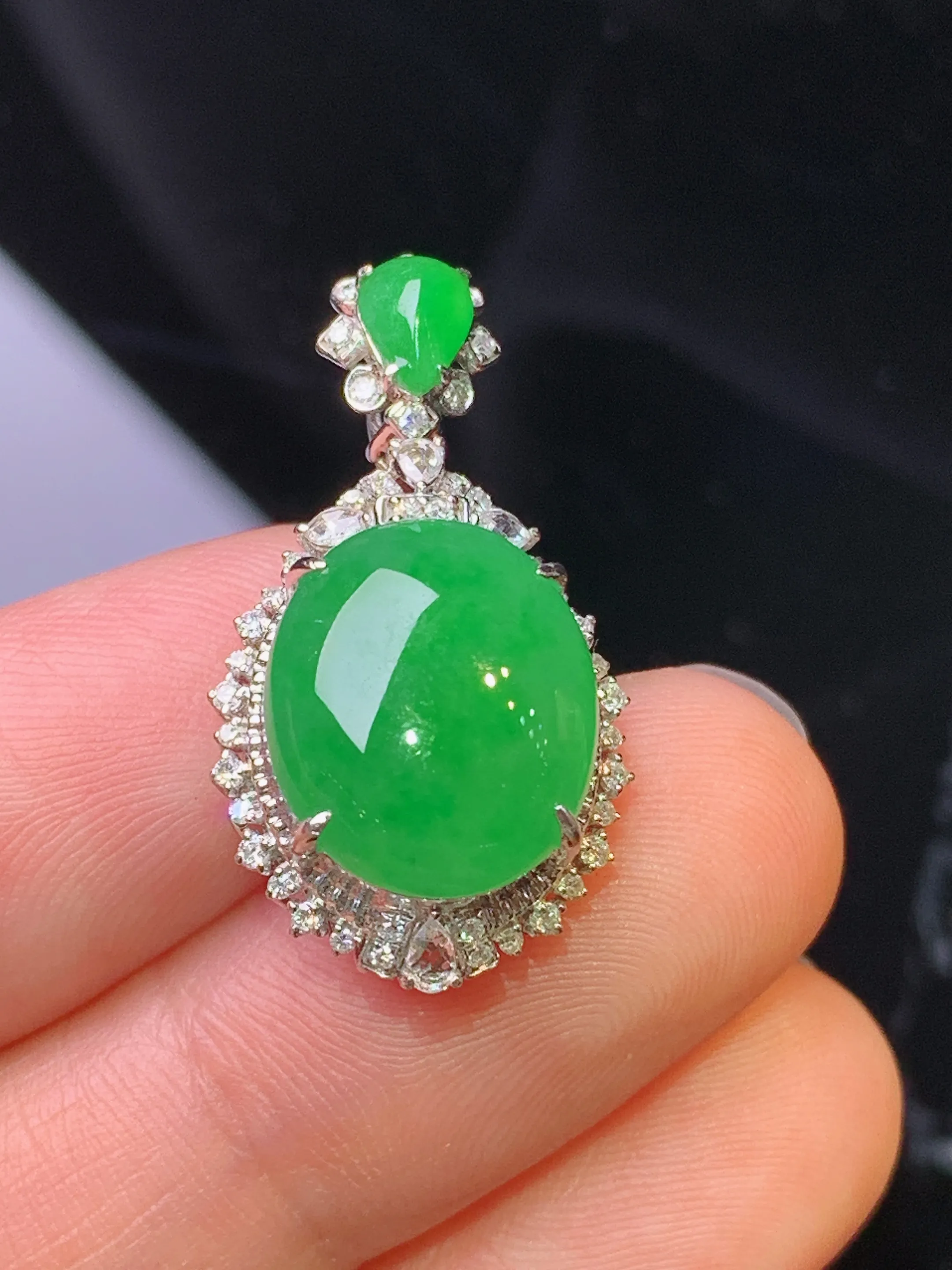 18k金钻镶嵌满绿蛋面吊坠 玉质细腻 色泽清新艳丽 整体尺寸27.5*14.8*10.5