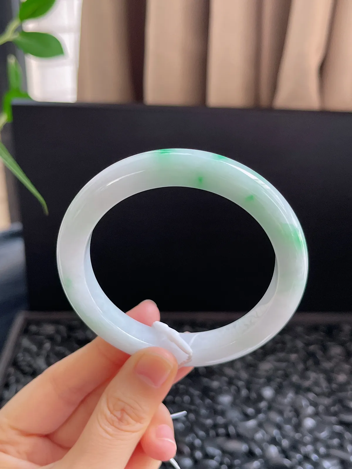 正圈57.1圈口，翡翠糯化种飘绿手镯