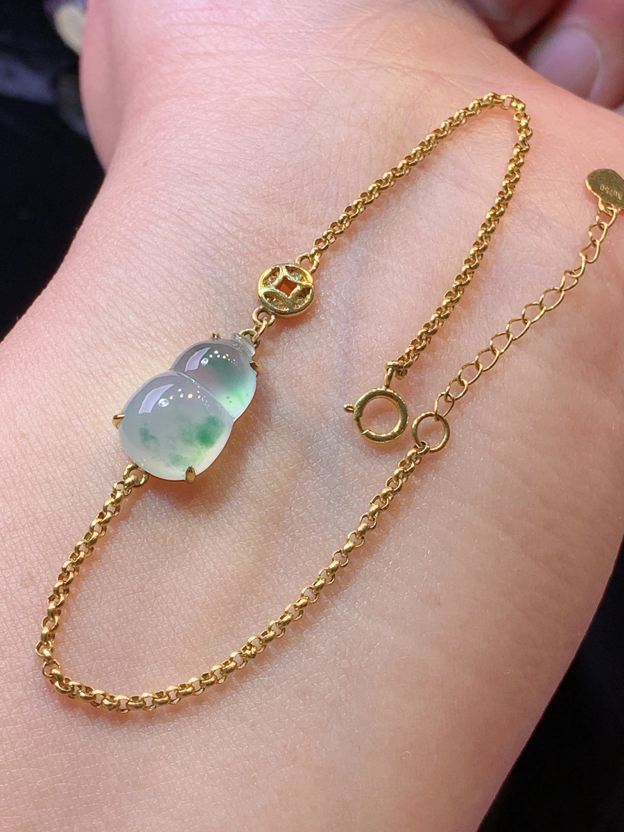 18k金镶嵌飘绿葫芦手链 玉质细腻 色泽清新艳丽 裸石尺寸13.3*8.2*5