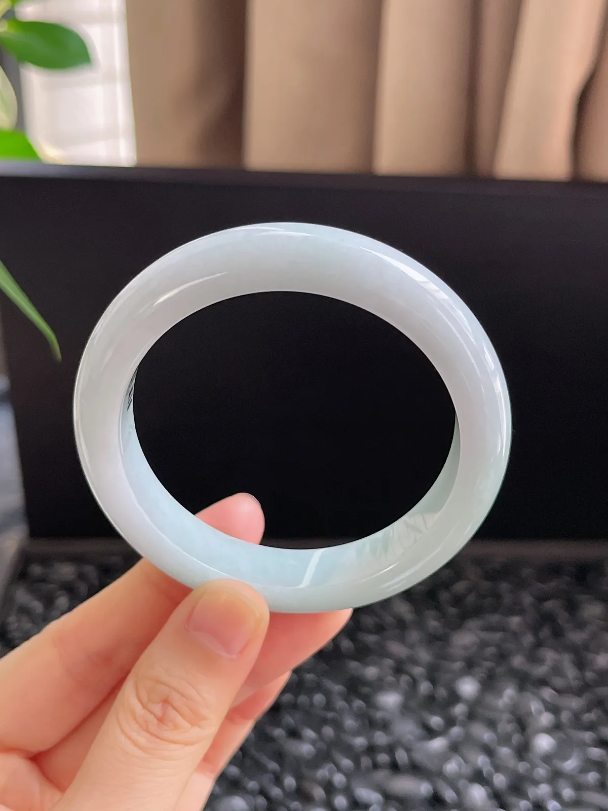 正圈54圈口，翡翠糯化种淡绿色手镯