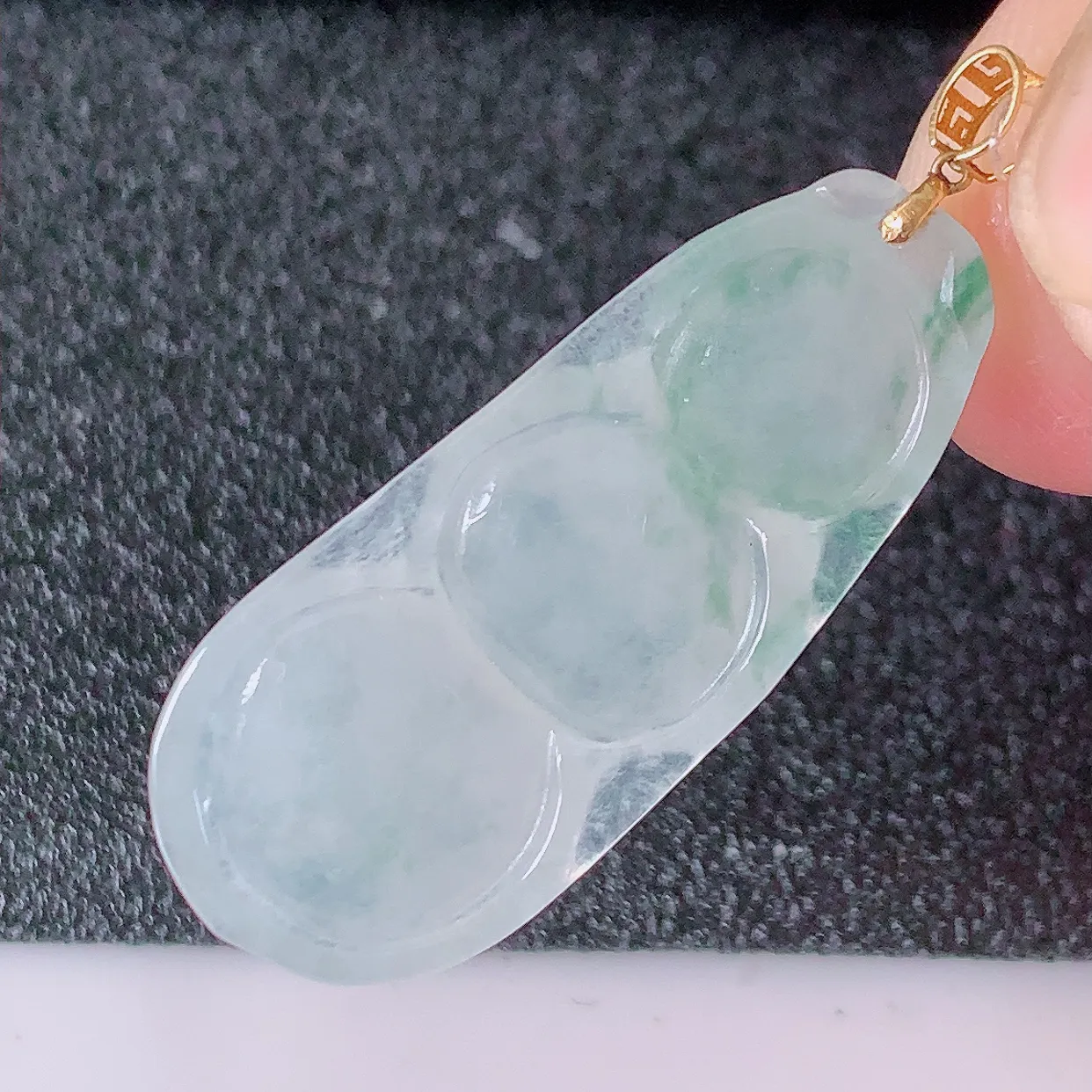 18K金镶嵌冰种飘花四季豆翡翠吊坠，寓意“四季平安，福气满满”胶感十足，饱满，佩戴效果优雅迷人！#49.4