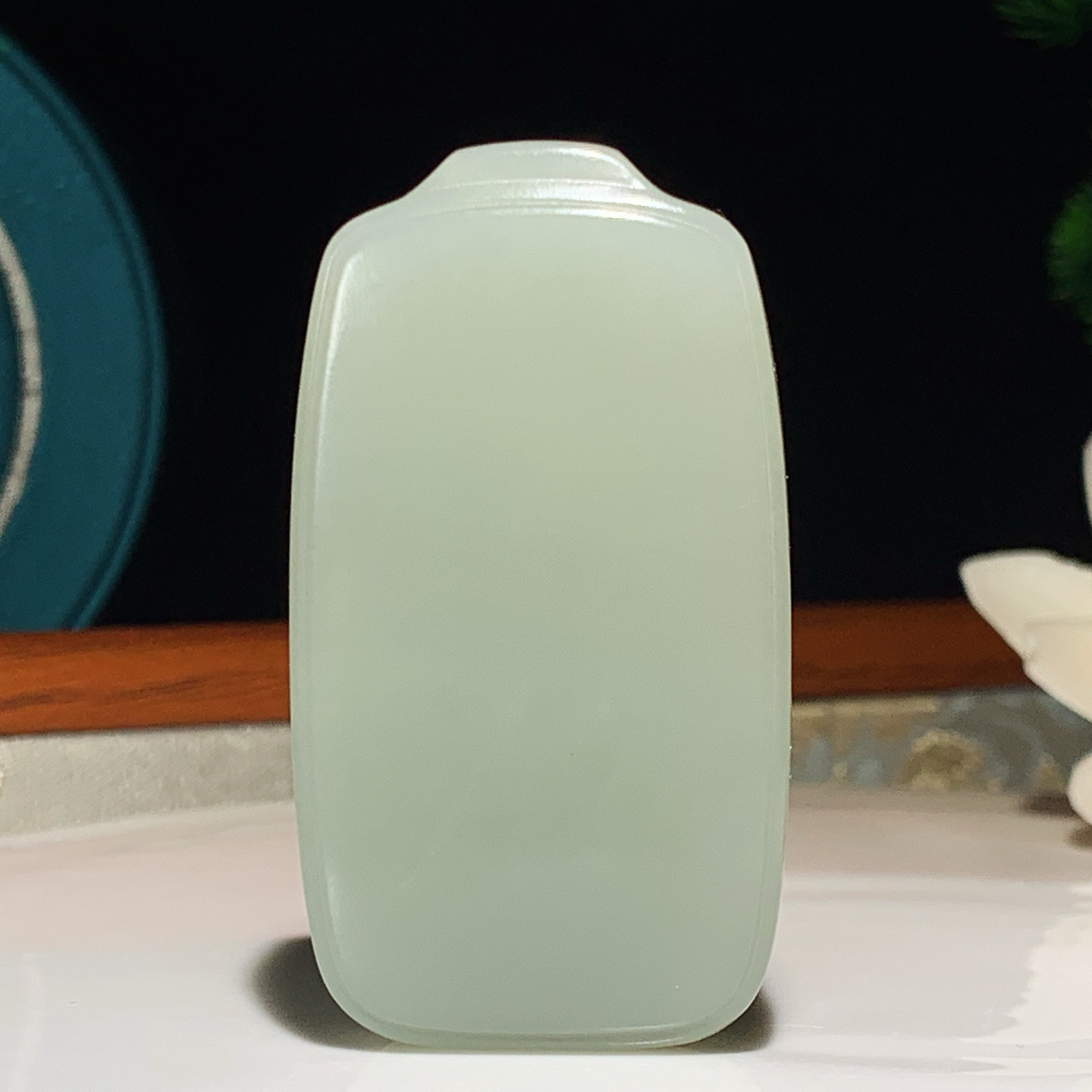 新疆和田玉且末蓝平安无事牌挂件。尺寸60/33/12重56克。玉质细腻油润。手推出油。佩戴高端典雅。lt250105