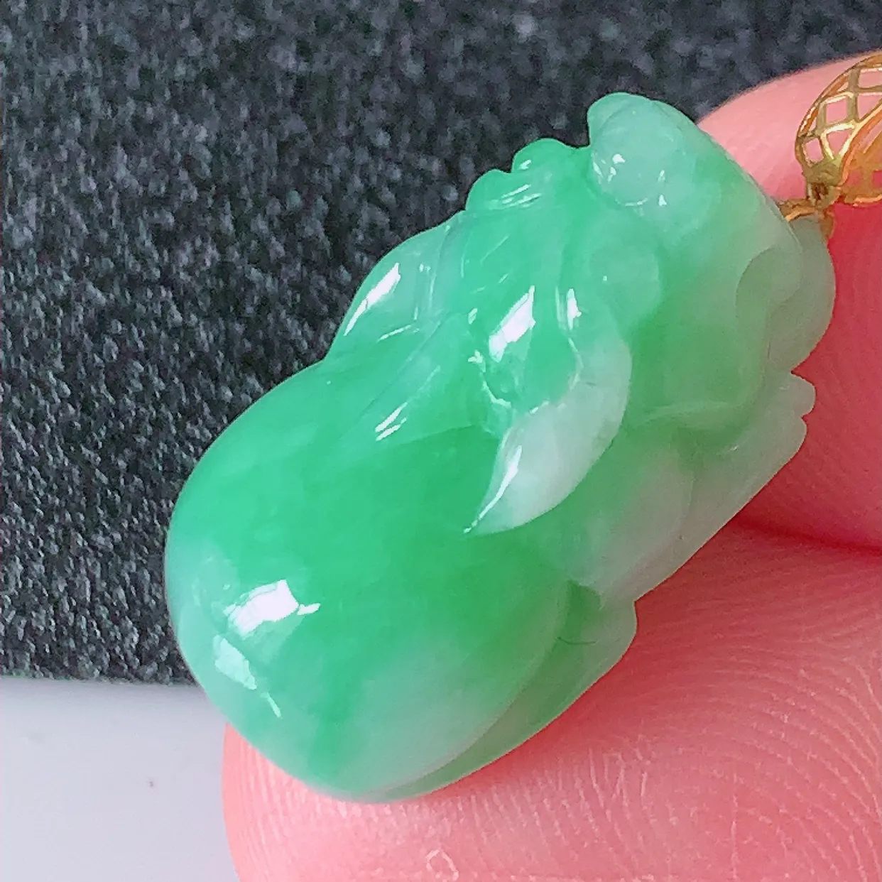 18K金镶嵌满绿翡翠招财貔貅吊坠，民间有“一摸貔貅运程旺盛，再摸貔貅财运滚滚，三摸貔貅平步青云 ”的美好祝愿。#1.4