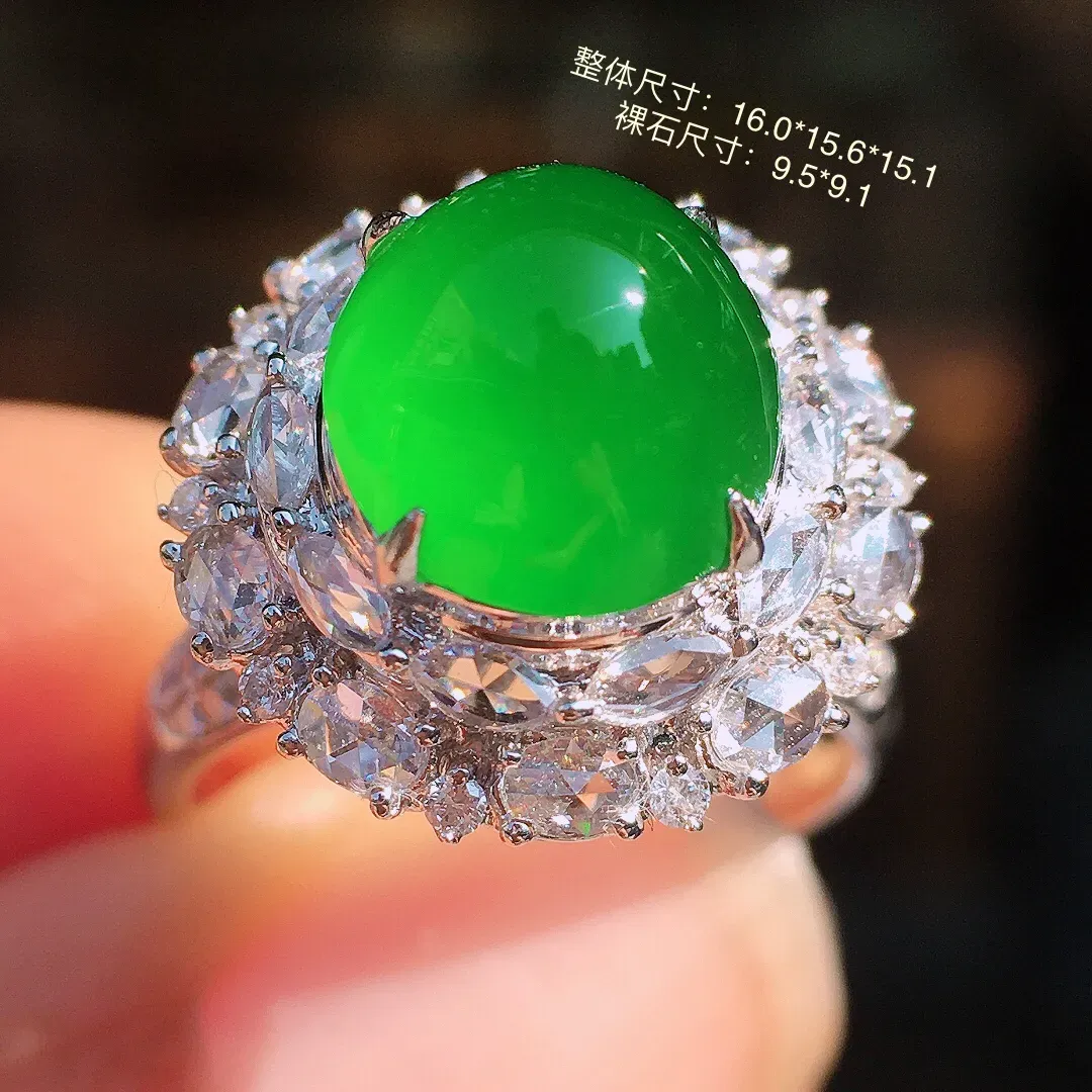 阳绿蛋面戒指，色泽均匀艳丽，玉质细腻，荧光感超
强，饱满圆润，尽显优雅气质，18k
金豪华镶嵌