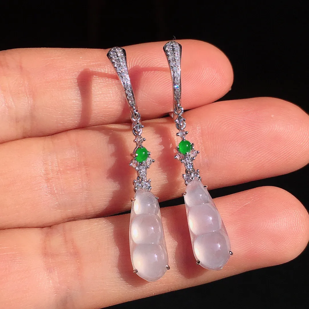 冰种福豆耳坠，玉质细腻，荧光感超
强，饱满圆润，尽显优雅气质，18k
金豪华镶嵌