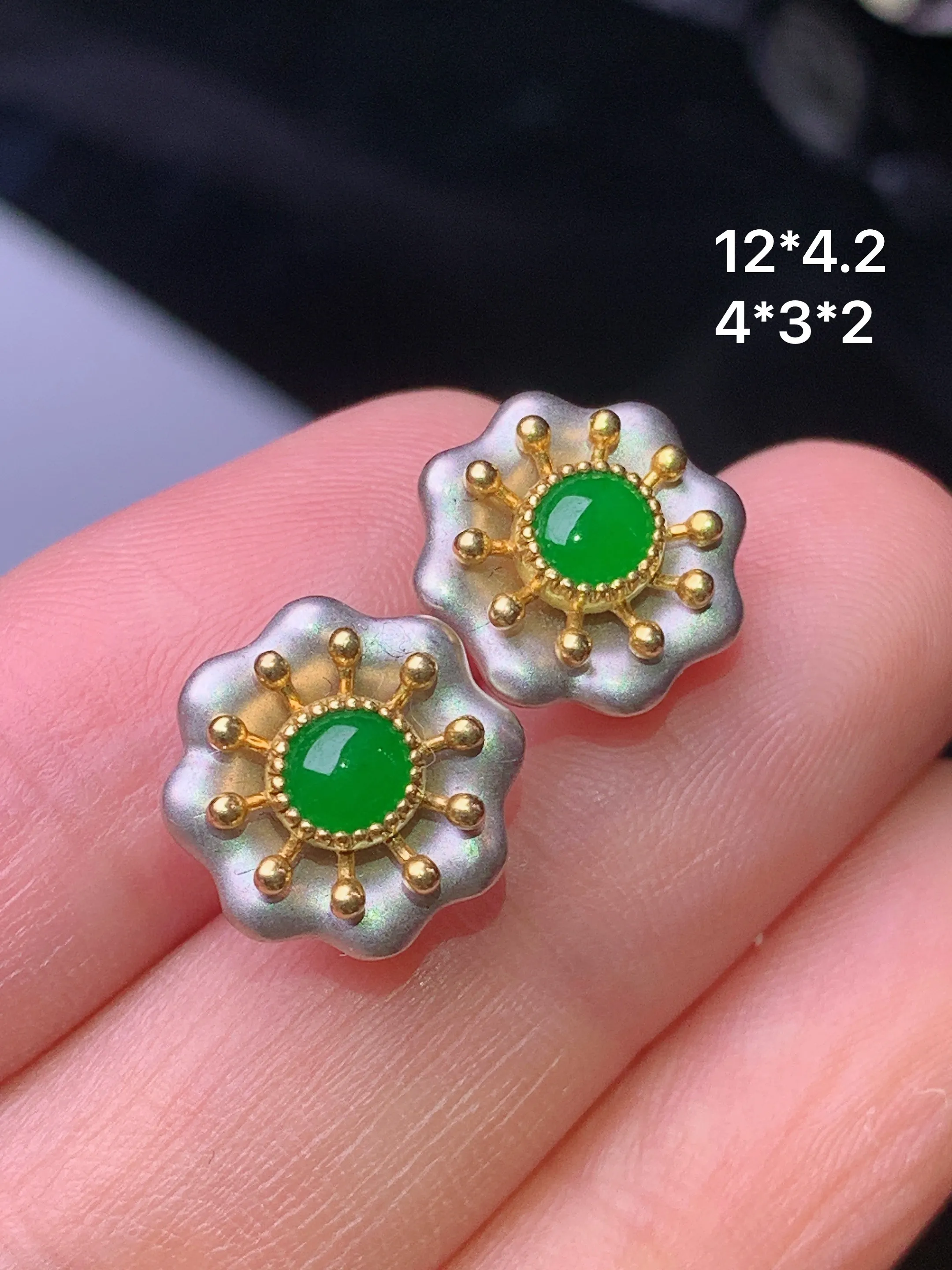 18k金镶嵌满绿蛋面耳钉 玉质细腻 色泽艳丽清新 整体尺寸12*4.2