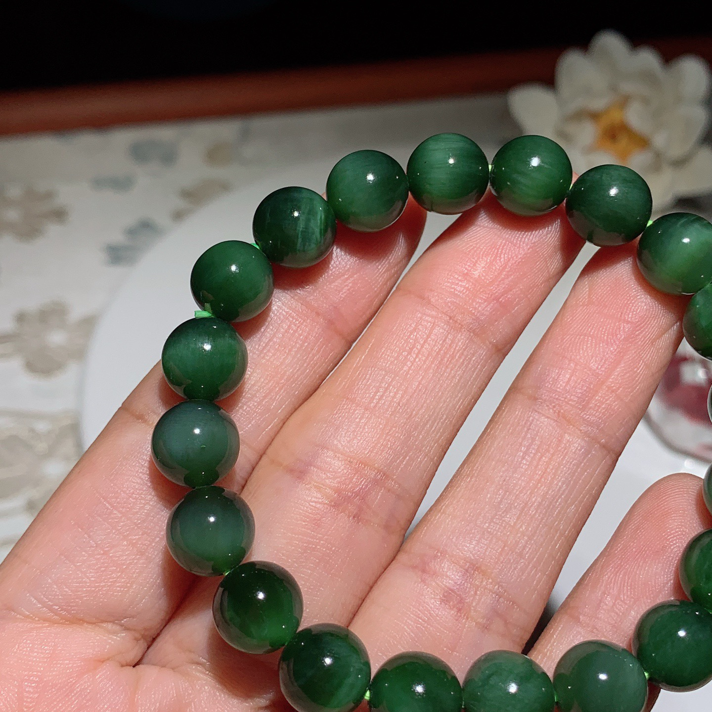 和田玉菠菜绿猫眼俄罗斯碧玉猫眼手串。碧玉手串 单颗尺寸10重25克。玉质细腻油润。手推出油。佩戴高端典雅。lt250105