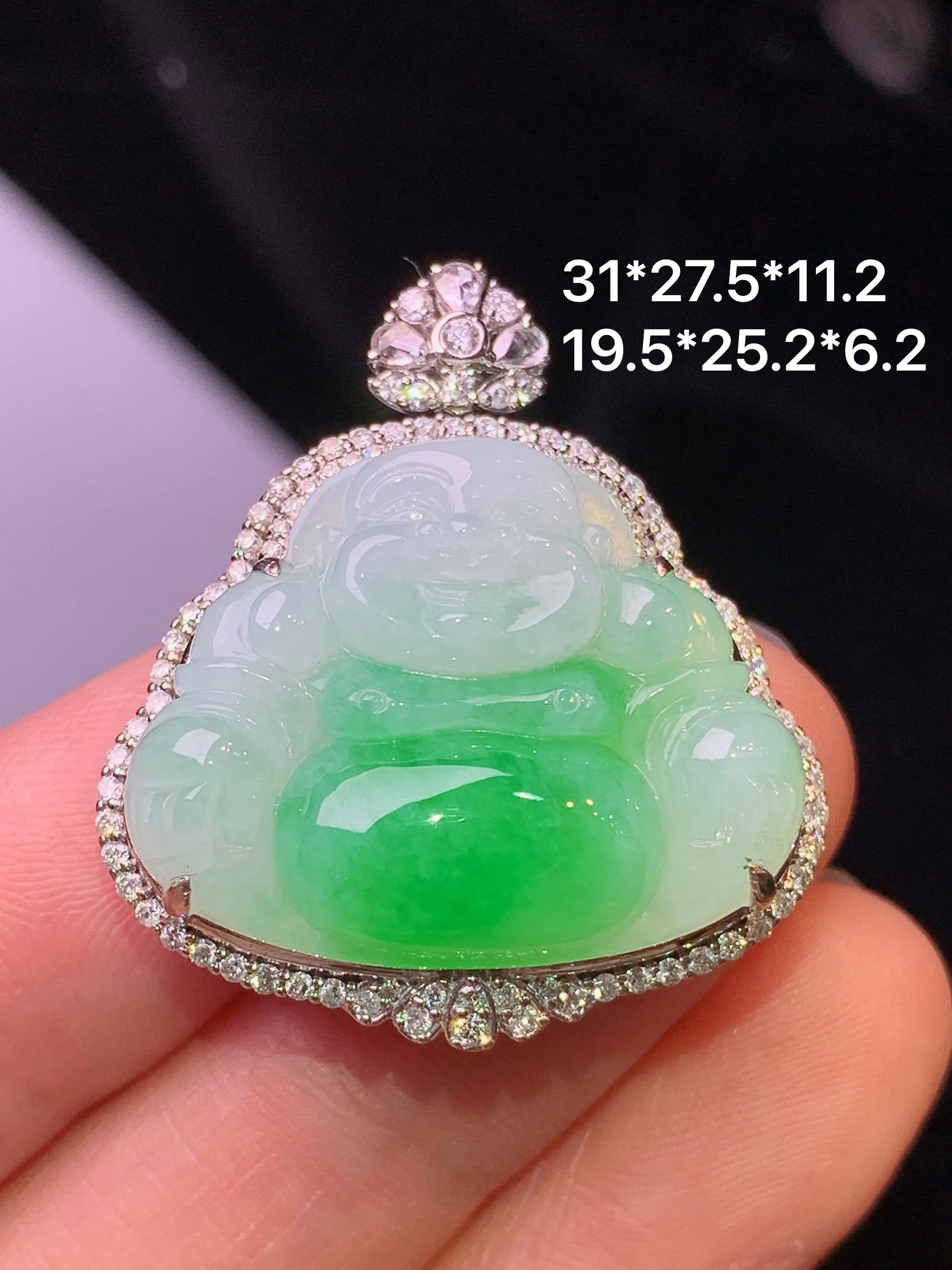 18k金钻镶嵌飘绿佛公吊坠 玉质细腻 色泽清新艳丽 整体尺寸31*27.5*11.2