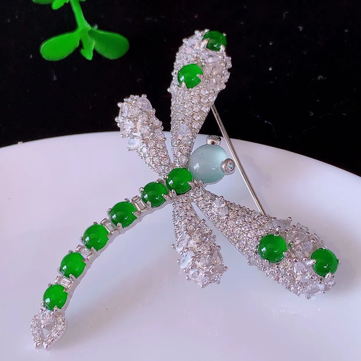 冰透满绿翡翠925银镶嵌蜻蜓胸针，自然光实拍，翠色灵动，颜色漂亮，种老水足，品相佳，佩戴佳品！#97.2整体38.5*45.5*7.8取一裸石5.2*5.2