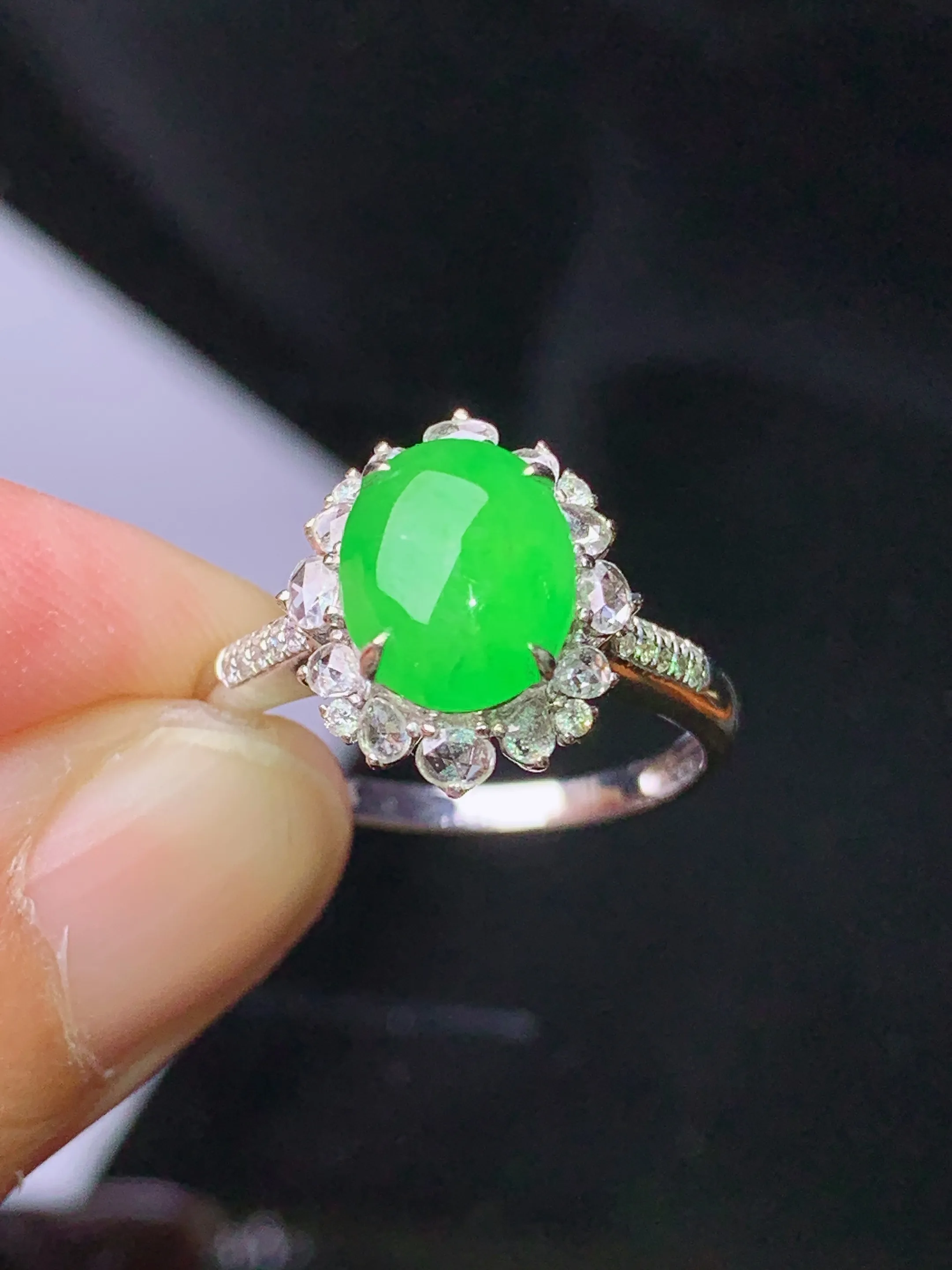 18k金钻镶嵌翠绿蛋面 玉质细腻 色泽清新艳丽 圈口12.5 整体尺寸13.2*11.6*8.5