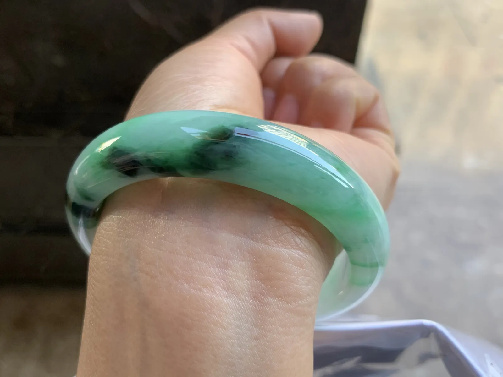 56.5-13.6-8.4mm
带色手镯 底子细腻 颜色漂亮 性价比推荐