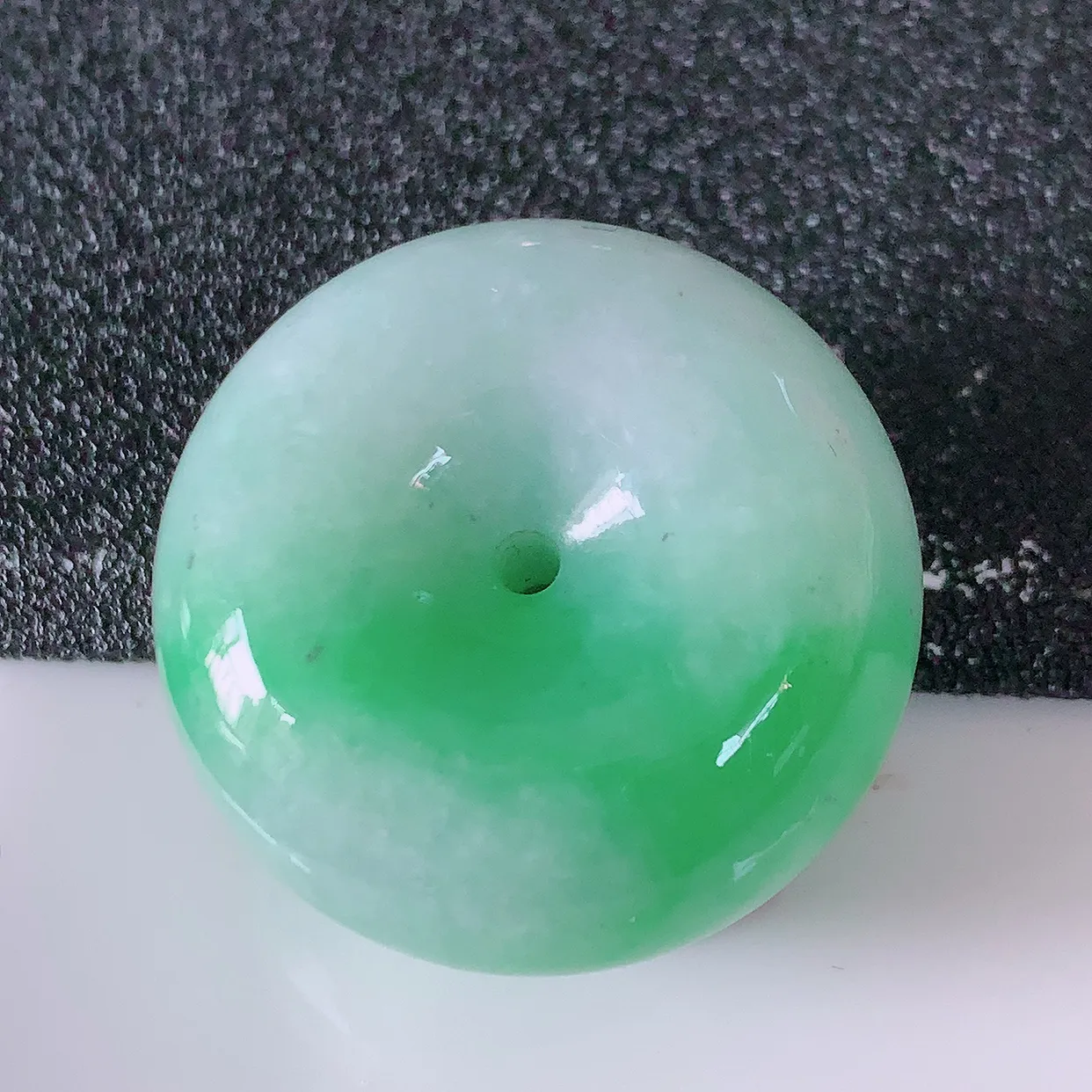 自然光实拍，冰润飘绿翡翠平安扣吊坠，形体饱满圆润，平安扣肥嘟嘟的，平平安安，种水很好，配戴精美！#0