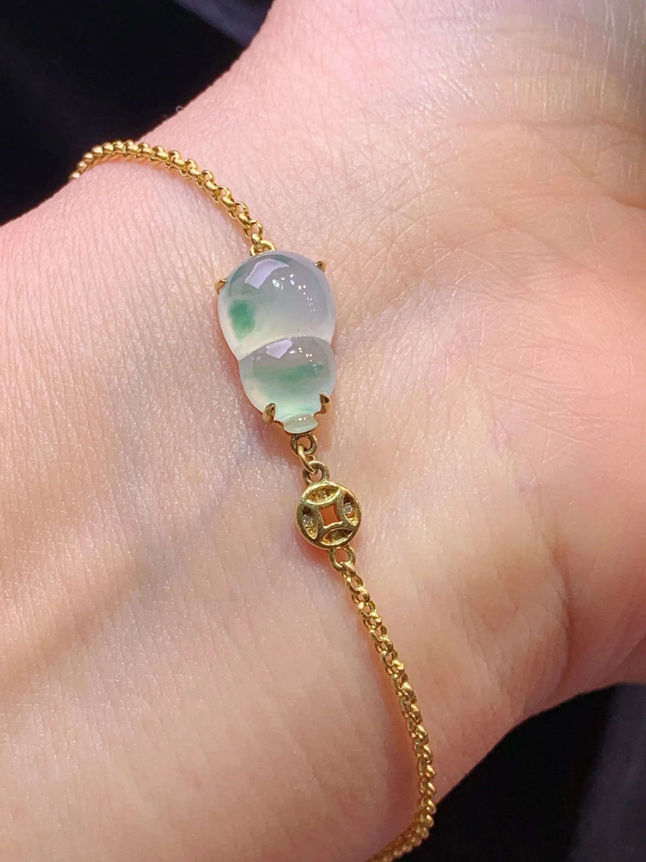 18k金镶嵌飘绿葫芦手链 玉质细腻 色泽清新艳丽 裸石尺寸13.3*8.2*5