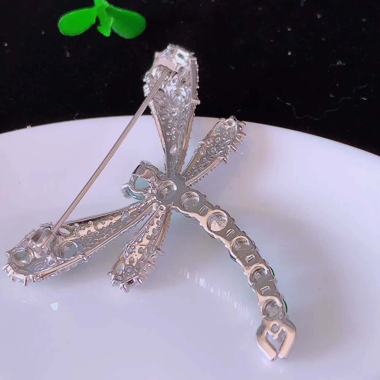 冰透满绿翡翠925银镶嵌蜻蜓胸针，自然光实拍，翠色灵动，颜色漂亮，种老水足，品相佳，佩戴佳品！#97.2整体38.5*45.5*7.8取一裸石5.2*5.2