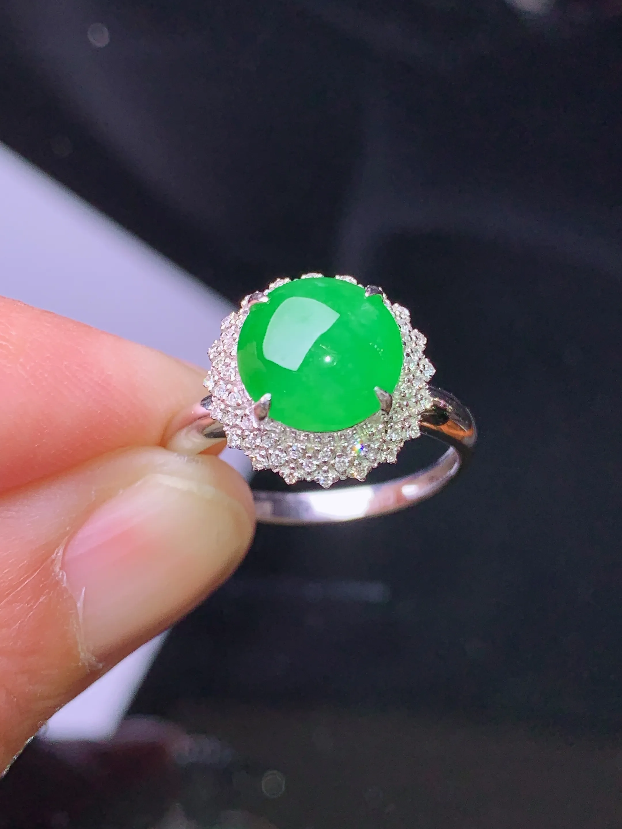 18k金钻镶嵌翠绿蛋面戒指 玉质细腻 色泽清新艳丽 圈口13.5 整体尺寸12.5*9