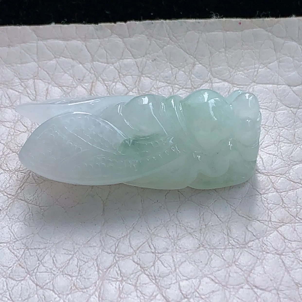 ajj实拍35.2*16.6*12.8缅甸翡翠精雕浅绿飘花一鸣惊人 蝉玉项坠 玉挂件