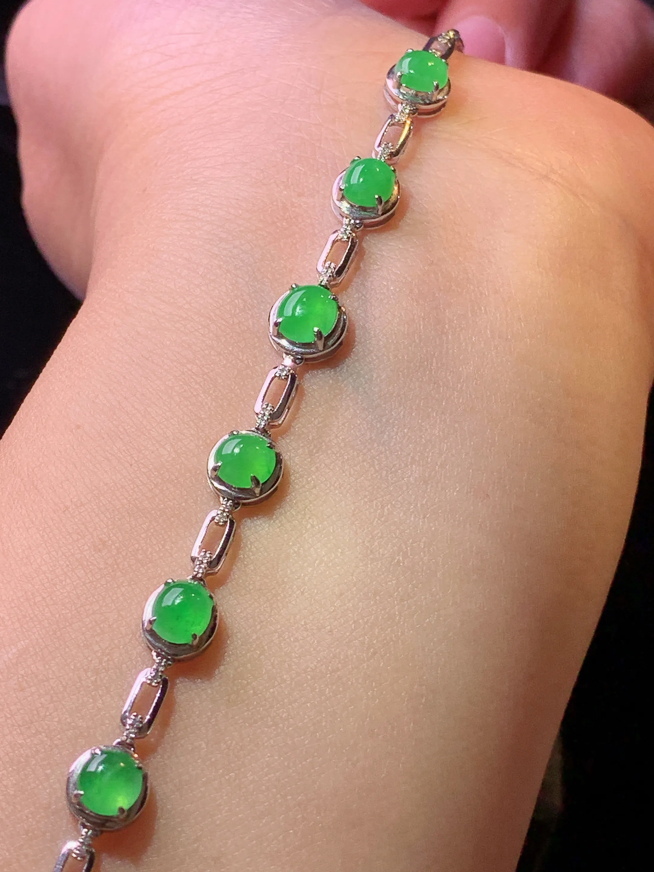 18k金镶嵌翠绿蛋面手链 玉质细腻 色泽清新艳丽 整体尺寸90*7*4.3