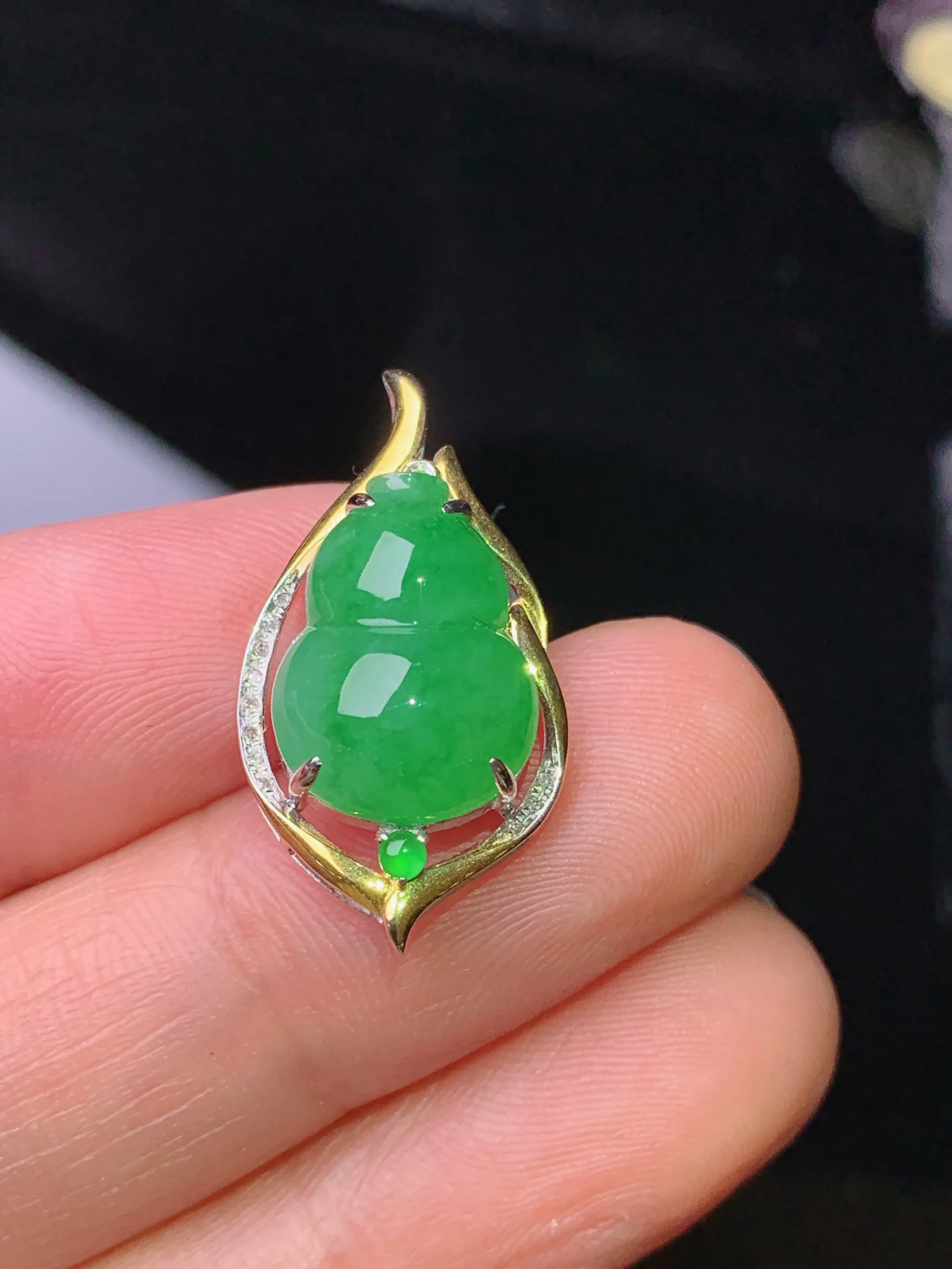 18k金镶嵌翠绿葫芦吊坠 玉质细腻 色泽艳丽清新 整体尺寸24.5*12.8*7