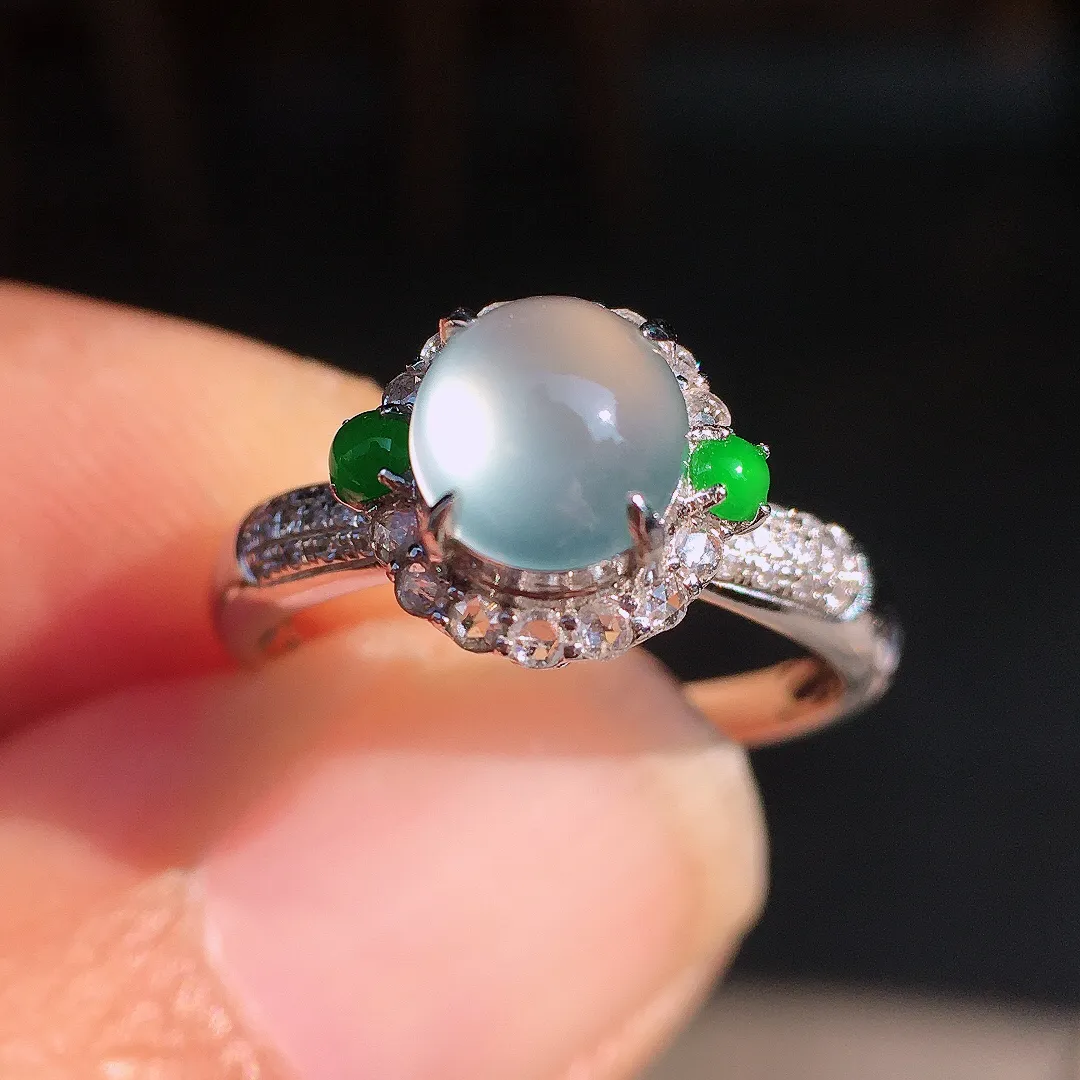 冰种蛋面戒指，玉质细腻，荧光感超
强，饱满圆润，尽显优雅气质，18k
金豪华镶嵌