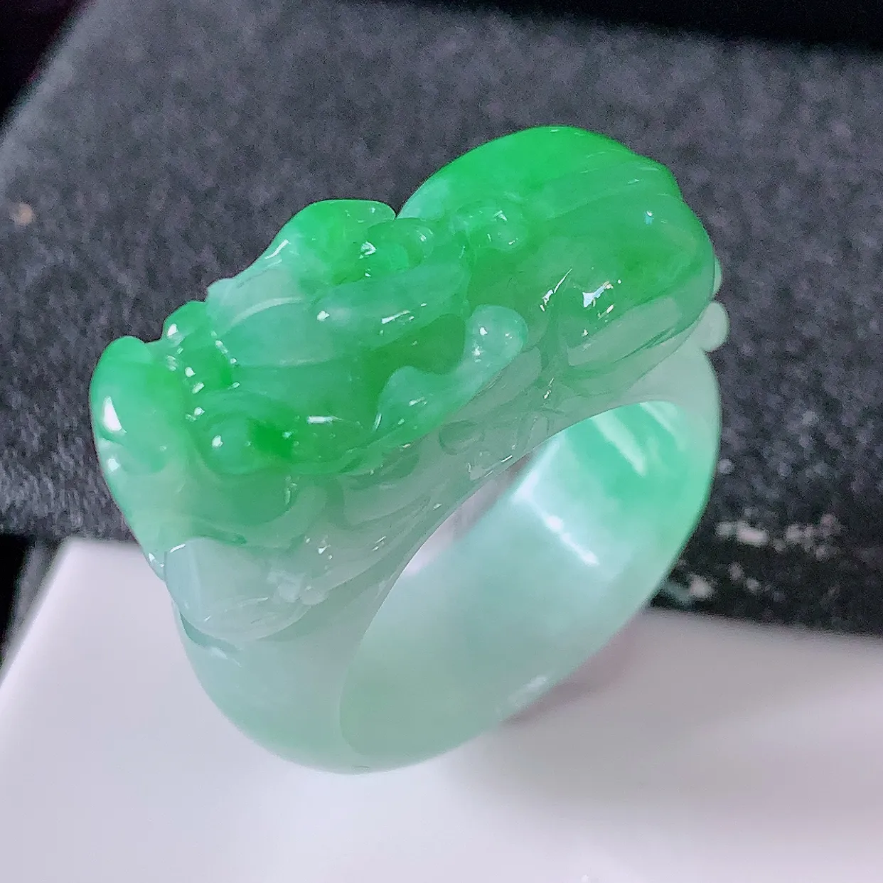 自然光实拍，飘绿翡翠貔貅扳指，19.2mm内径翡翠扳指，冰润指环，玉扳指，戒指，财源滚滚，玉质细腻，20圈口，种水好！#1.4尺寸31.5*19.2*10*7.8