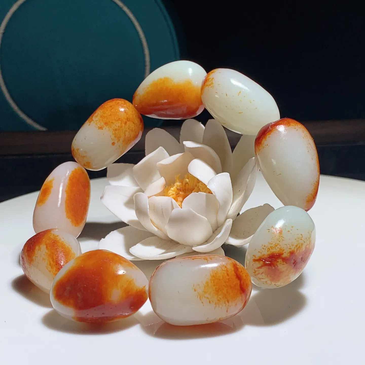 新疆和田玉油皮原石手串。单颗尺寸27/18/16重114.5克。玉质细腻油润。手推出油。佩戴高端典雅。lt250105