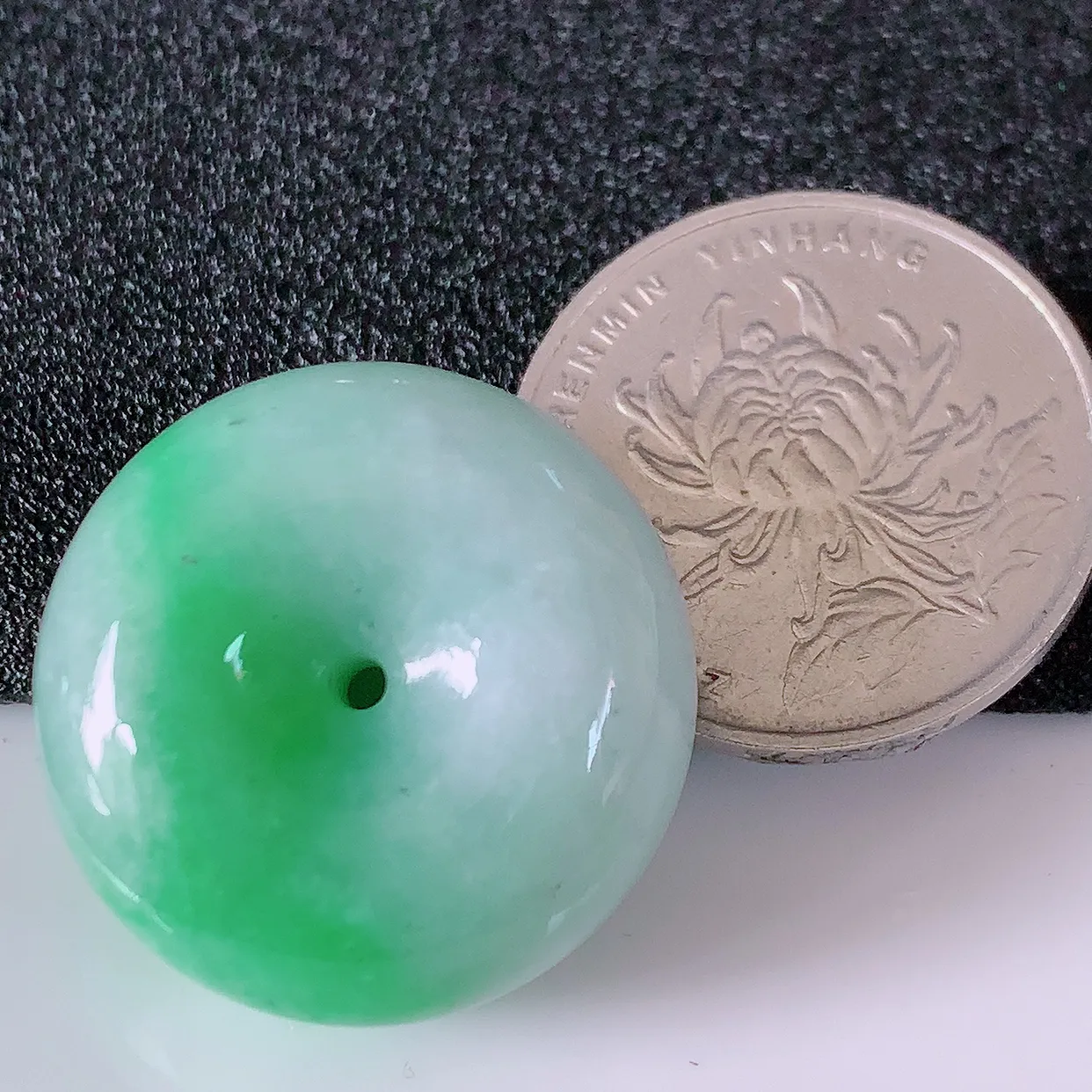 自然光实拍，冰润飘绿翡翠平安扣吊坠，形体饱满圆润，平安扣肥嘟嘟的，平平安安，种水很好，配戴精美！#05.4