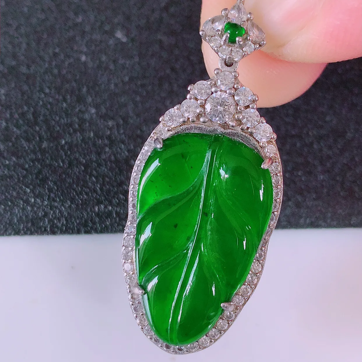 冰透满绿翡翠925银镶嵌叶子吊坠，自然光实拍，翠色灵动，颜色漂亮，种老水足，品相佳，佩戴佳品！#97